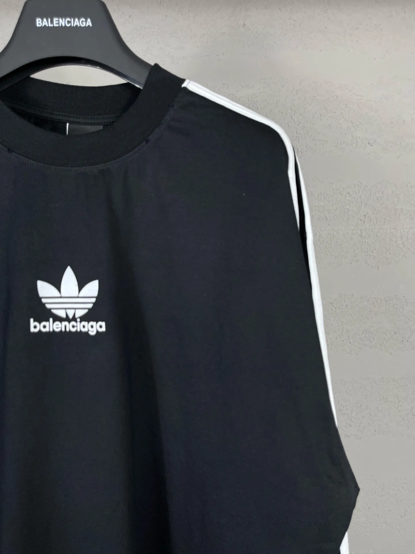 🅿️216 Actual pictures [Top version. Official website quality] BALENCI*GA/Paris co-branded Adidas Adidas clover three-stripe LOGO printed long-sleeved T-shirt #brick cabinet synchronization. Wait for a while to purchase and develop. Differentiating market currency, the fabric is made of Paris ZP custom-woven and dyed cotton double yarn. Weighing 260 grams, the cloth surface is clean. The cloth pattern is clear, soft and comfortable. The threads are dyed with no color difference. The classic pattern is printed with advanced materials, the letters are clear, three-dimensional, without burrs, and the brick cabinet is restored. Comparisons welcome. The version adopts OS loose shoulder design. Same style for men and women. Code: BL225008 Color: black, white, blue Size: XS S M L