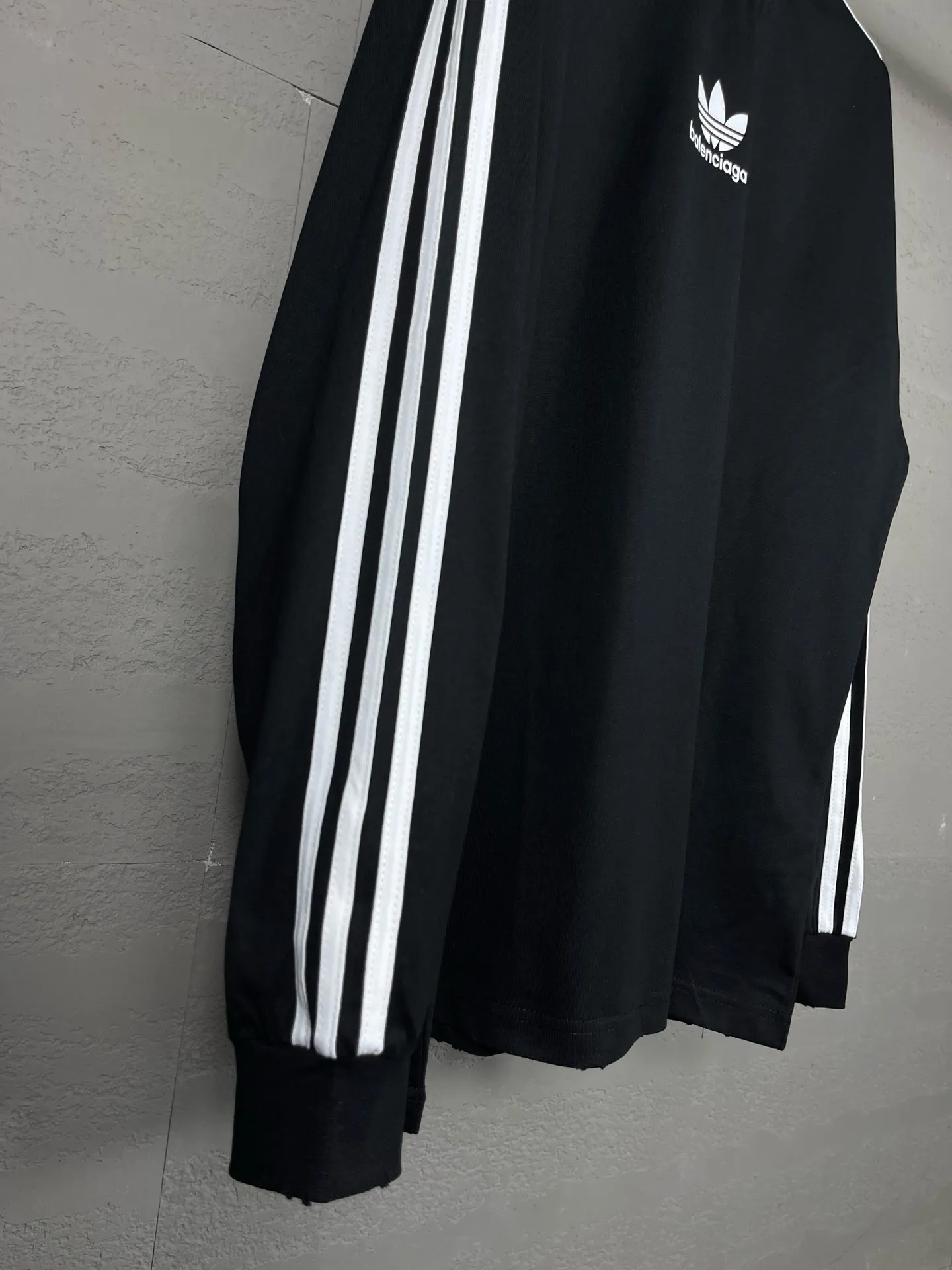 🅿️216 Actual pictures [Top version. Official website quality] BALENCI*GA/Paris co-branded Adidas Adidas clover three-stripe LOGO printed long-sleeved T-shirt #brick cabinet synchronization. Wait for a while to purchase and develop. Differentiating market currency, the fabric is made of Paris ZP custom-woven and dyed cotton double yarn. Weighing 260 grams, the cloth surface is clean. The cloth pattern is clear, soft and comfortable. The threads are dyed with no color difference. The classic pattern is printed with advanced materials, the letters are clear, three-dimensional, without burrs, and the brick cabinet is restored. Comparisons welcome. The version adopts OS loose shoulder design. Same style for men and women. Code: BL225008 Color: black, white, blue Size: XS S M L