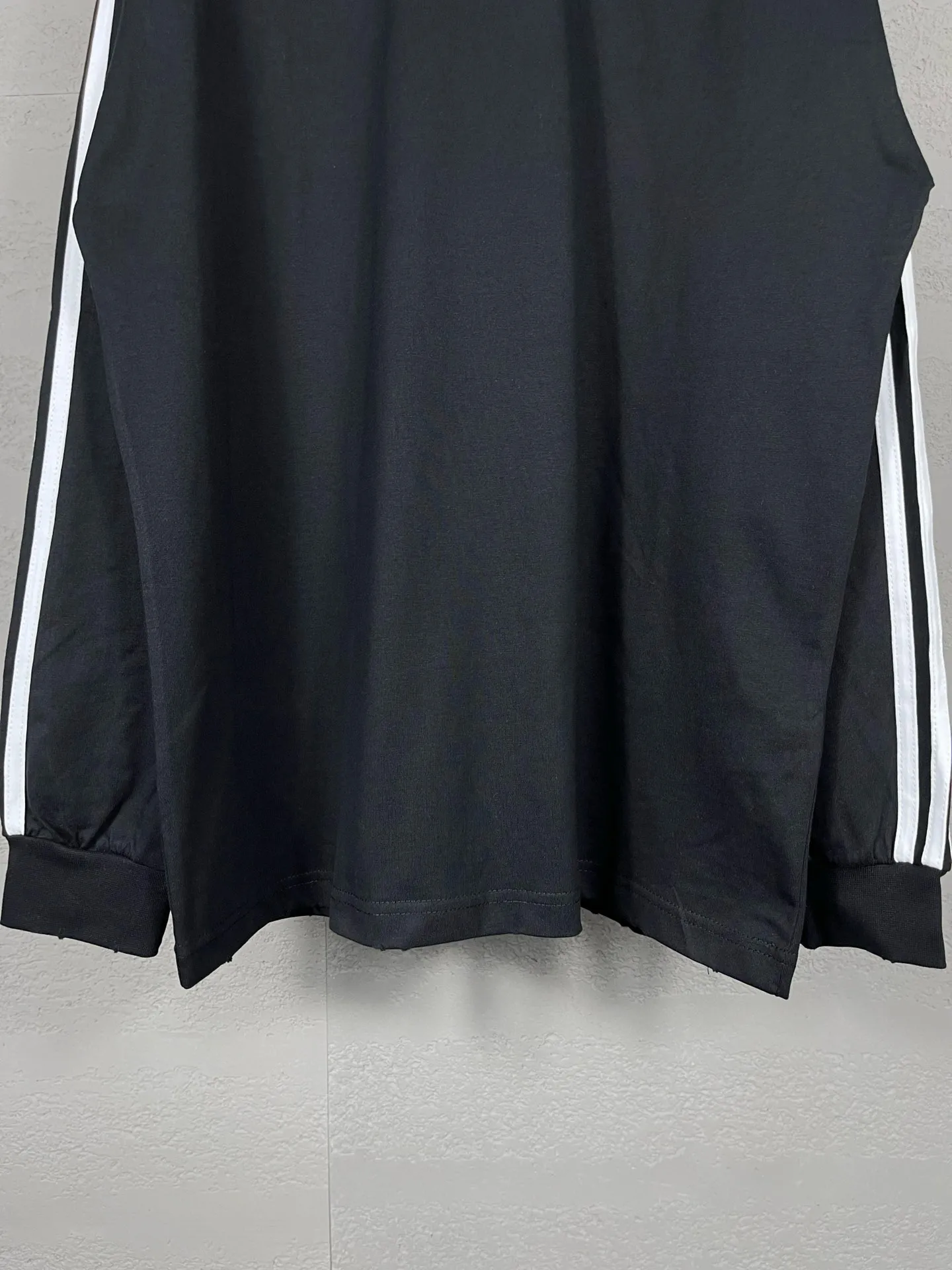 🅿️216 Actual pictures [Top version. Official website quality] BALENCI*GA/Paris co-branded Adidas Adidas clover three-stripe LOGO printed long-sleeved T-shirt #brick cabinet synchronization. Wait for a while to purchase and develop. Differentiating market currency, the fabric is made of Paris ZP custom-woven and dyed cotton double yarn. Weighing 260 grams, the cloth surface is clean. The cloth pattern is clear, soft and comfortable. The threads are dyed with no color difference. The classic pattern is printed with advanced materials, the letters are clear, three-dimensional, without burrs, and the brick cabinet is restored. Comparisons welcome. The version adopts OS loose shoulder design. Same style for men and women. Code: BL225008 Color: black, white, blue Size: XS S M L