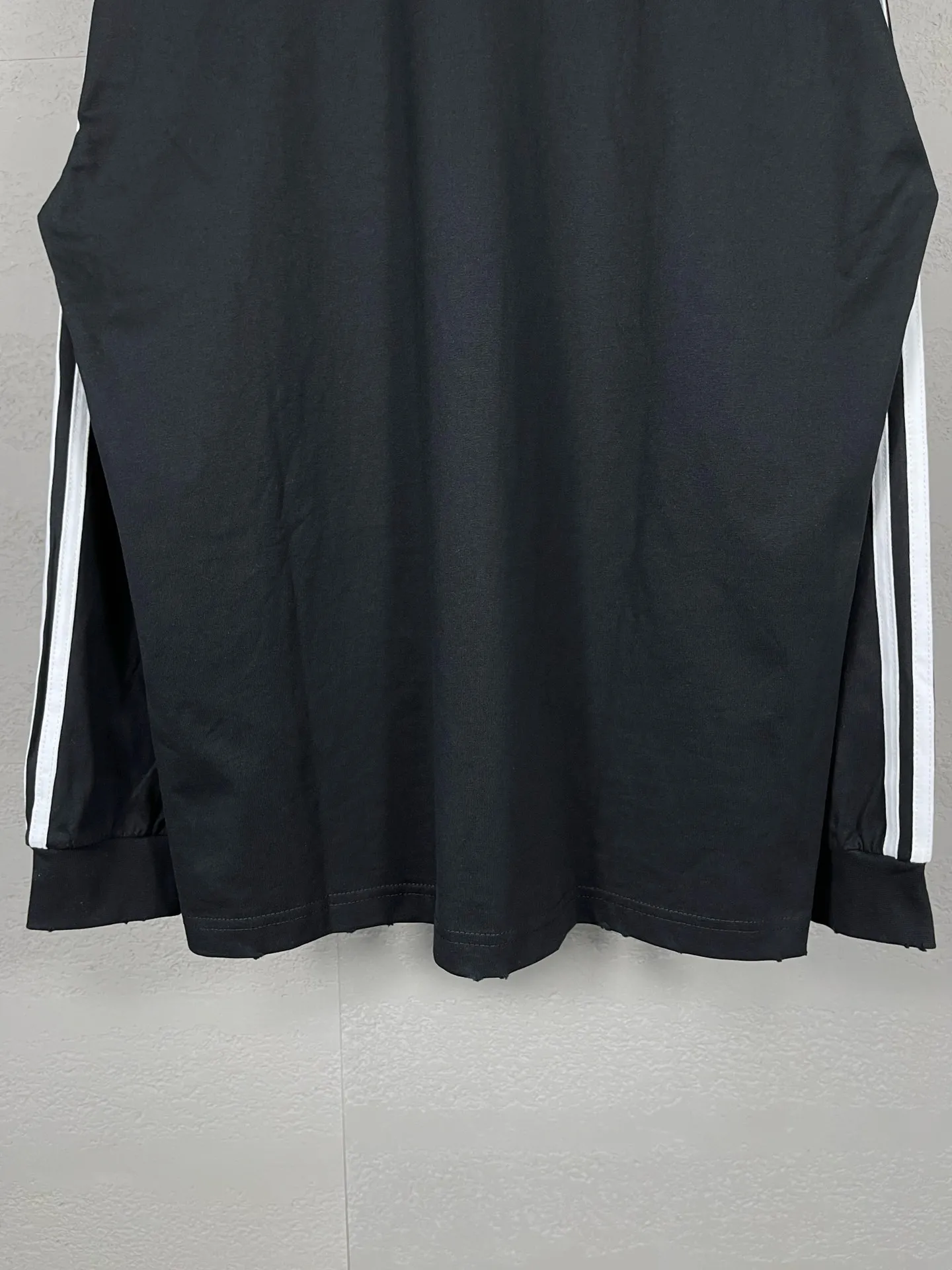 🅿️216 Actual pictures [Top version. Official website quality] BALENCI*GA/Paris co-branded Adidas Adidas clover three-stripe LOGO printed long-sleeved T-shirt #brick cabinet synchronization. Wait for a while to purchase and develop. Differentiating market currency, the fabric is made of Paris ZP custom-woven and dyed cotton double yarn. Weighing 260 grams, the cloth surface is clean. The cloth pattern is clear, soft and comfortable. The threads are dyed with no color difference. The classic pattern is printed with advanced materials, the letters are clear, three-dimensional, without burrs, and the brick cabinet is restored. Comparisons welcome. The version adopts OS loose shoulder design. Same style for men and women. Code: BL225008 Color: black, white, blue Size: XS S M L