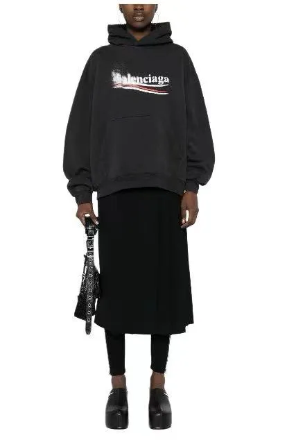 ♻️💯Reference model picture for the upper body❤️Top version of Balenciaga SS24 Coke Logo blur printed hooded sweatshirt. Loose fit. Same style for men and women. 440g double-strand large terry fabric dyed in the same vat. The wet weight can reach 460g. It feels very comfortable. The latest brick cabinets in autumn and winter are in sync. Fashionable and individual. A super versatile and good-looking sweatshirt. Very suitable for both men and women. A must-have for everyone. Hang tag and collar label. Washed wheat, complete with three standards, packed in Sydney paper [1:1 original production, high control of details] Fabric: 440g double-strand large terry Color: Black White Size: XS-L P:430