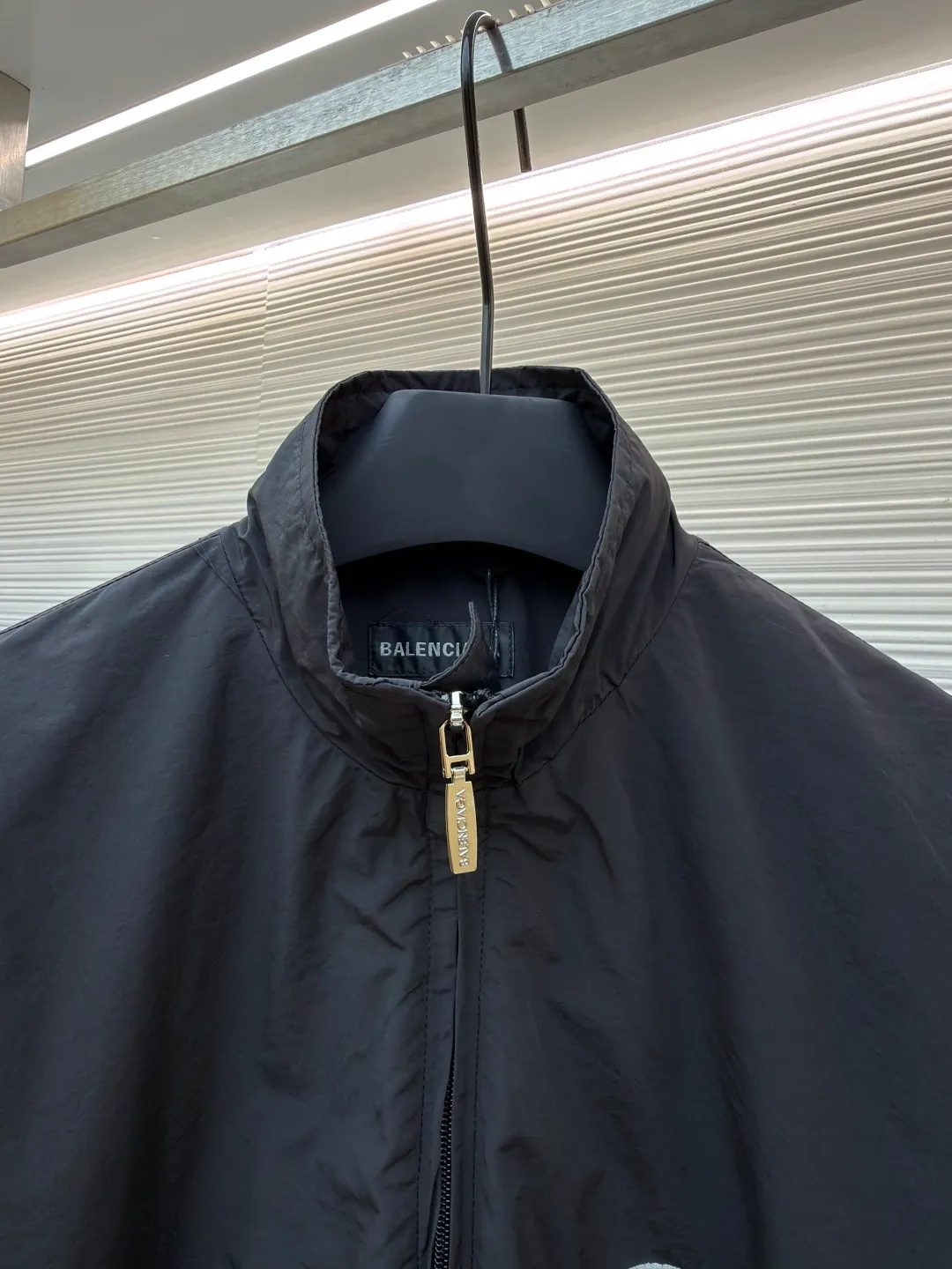 Balenciaga Arm Masking Tape Jacket ●Original version: Purchased and developed in 19319 ●Item number: 1681585-B25 ●Fabric: Regenerated nylon fabric ●Technology: Printing ●Color: black ●Version: loose fit ●Weight: about 640 grams ●Size: XS-S-M-L ●Description: This black jacket is made of high-density nylon fabric, which feels light and crisp and has good wind resistance. The stand-up collar design and two-way zipper are both warm and neat. The pattern on the sleeves uses high-precision printing technology. The colors are bright and the details are clear, highlighting the brand recognition. The body adopts a loose version with smooth tailoring, comfortable to wear and free of movement. The large pockets on both sides of the front are both practical and decorative. , the double-line reinforcement on the inside of the collar and cuffs enhances durability. The brand logo on the chest adopts precision embossing technology. The surface is multi-layered and has a uniform gloss, which is in sharp contrast with the black fabric. The inner edge is neatly bound and there are no excess threads. The overall design is simple and elegant, with exquisite details. From the fabric to the hardware accessories, it reflects the pursuit of quality. It is an ideal choice for daily wear and outdoor travel. Purchase the original version for development, order the color and dye it, and feel free to compare it with any version on the market!
