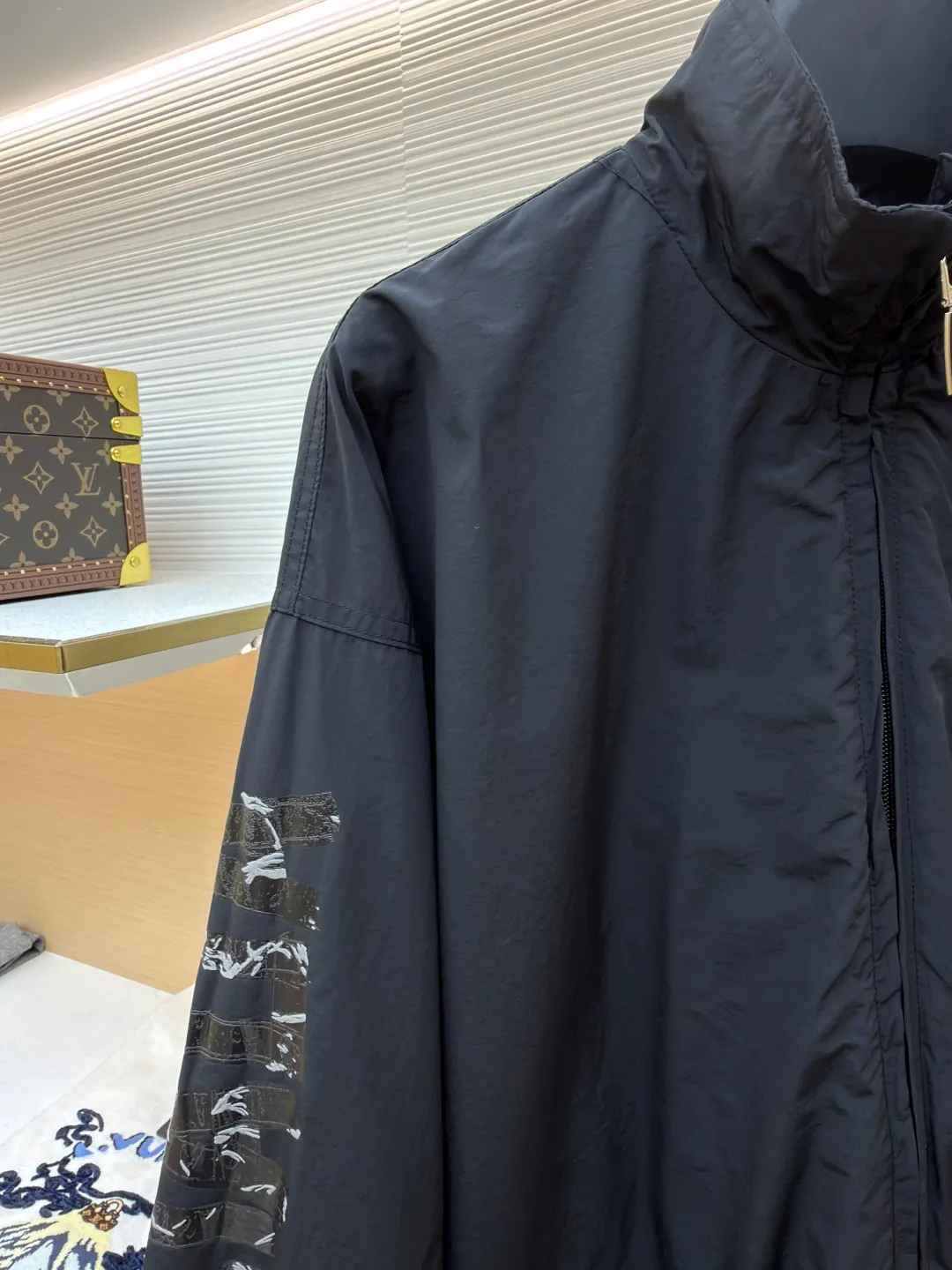 Balenciaga Arm Masking Tape Jacket ●Original version: Purchased and developed in 19319 ●Item number: 1681585-B25 ●Fabric: Regenerated nylon fabric ●Technology: Printing ●Color: black ●Version: loose fit ●Weight: about 640 grams ●Size: XS-S-M-L ●Description: This black jacket is made of high-density nylon fabric, which feels light and crisp and has good wind resistance. The stand-up collar design and two-way zipper are both warm and neat. The pattern on the sleeves uses high-precision printing technology. The colors are bright and the details are clear, highlighting the brand recognition. The body adopts a loose version with smooth tailoring, comfortable to wear and free of movement. The large pockets on both sides of the front are both practical and decorative. , the double-line reinforcement on the inside of the collar and cuffs enhances durability. The brand logo on the chest adopts precision embossing technology. The surface is multi-layered and has a uniform gloss, which is in sharp contrast with the black fabric. The inner edge is neatly bound and there are no excess threads. The overall design is simple and elegant, with exquisite details. From the fabric to the hardware accessories, it reflects the pursuit of quality. It is an ideal choice for daily wear and outdoor travel. Purchase the original version for development, order the color and dye it, and feel free to compare it with any version on the market!