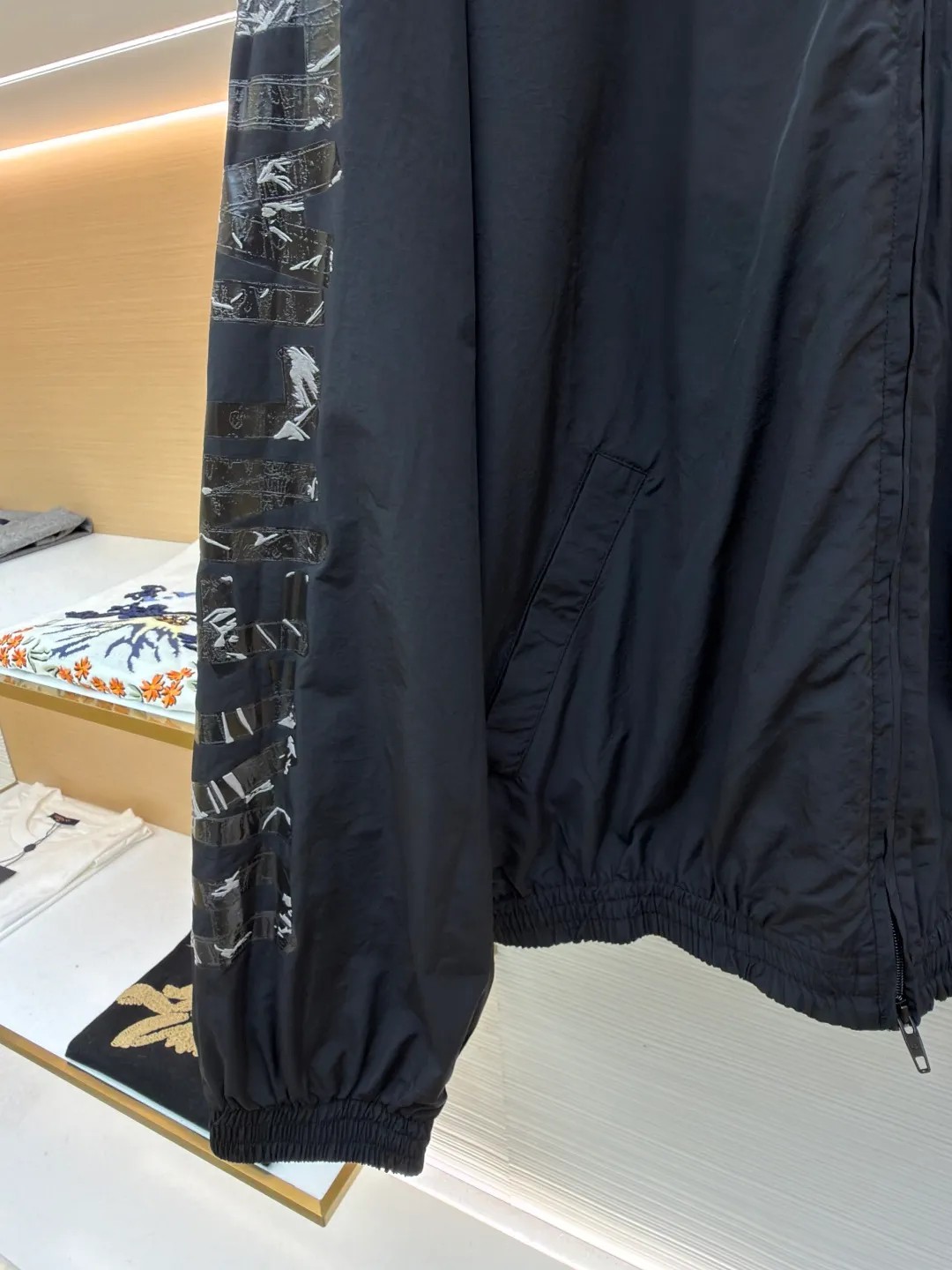 Balenciaga Arm Masking Tape Jacket ●Original version: Purchased and developed in 19319 ●Item number: 1681585-B25 ●Fabric: Regenerated nylon fabric ●Technology: Printing ●Color: black ●Version: loose fit ●Weight: about 640 grams ●Size: XS-S-M-L ●Description: This black jacket is made of high-density nylon fabric, which feels light and crisp and has good wind resistance. The stand-up collar design and two-way zipper are both warm and neat. The pattern on the sleeves uses high-precision printing technology. The colors are bright and the details are clear, highlighting the brand recognition. The body adopts a loose version with smooth tailoring, comfortable to wear and free of movement. The large pockets on both sides of the front are both practical and decorative. , the double-line reinforcement on the inside of the collar and cuffs enhances durability. The brand logo on the chest adopts precision embossing technology. The surface is multi-layered and has a uniform gloss, which is in sharp contrast with the black fabric. The inner edge is neatly bound and there are no excess threads. The overall design is simple and elegant, with exquisite details. From the fabric to the hardware accessories, it reflects the pursuit of quality. It is an ideal choice for daily wear and outdoor travel. Purchase the original version for development, order the color and dye it, and feel free to compare it with any version on the market!