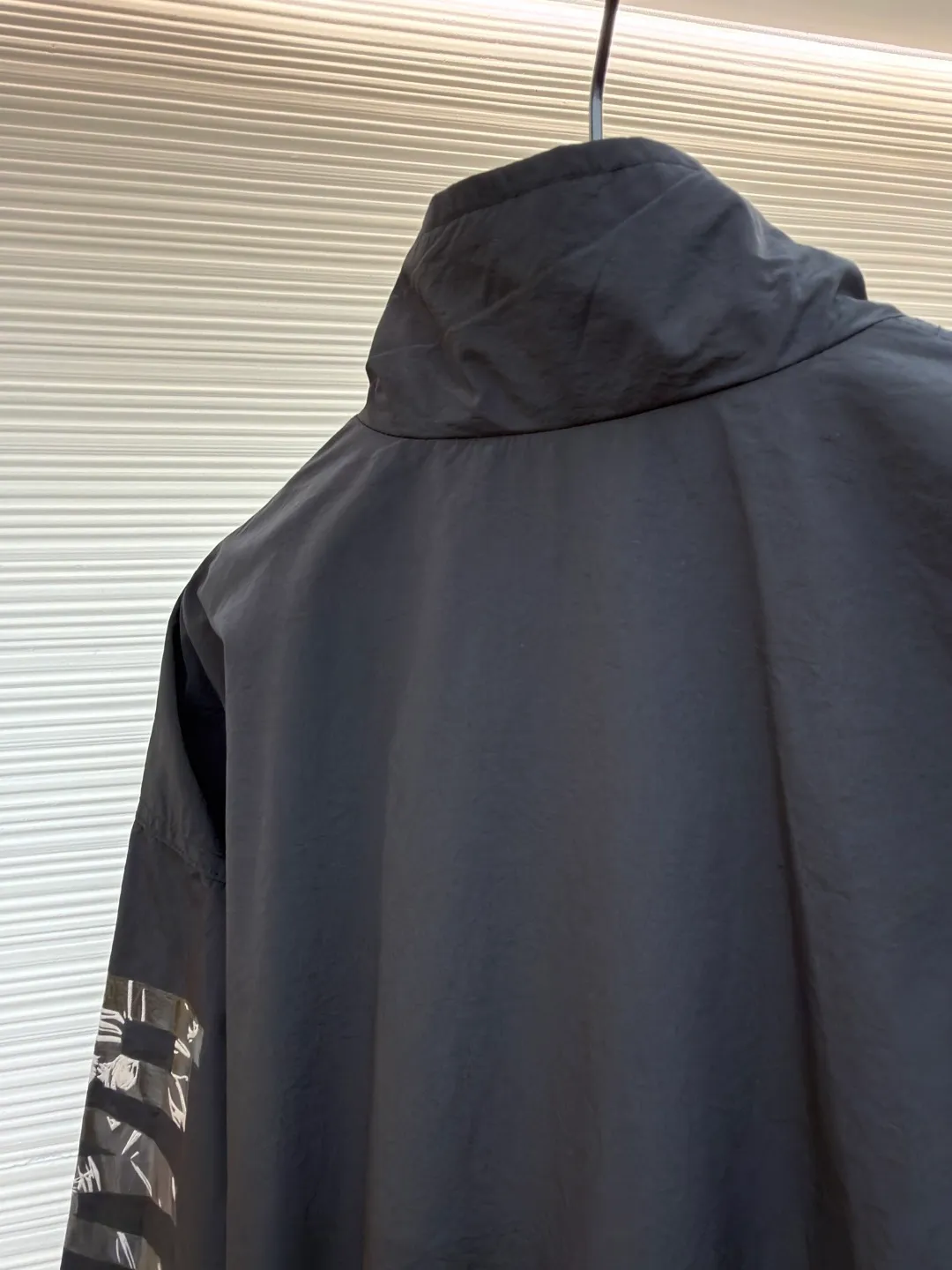 Balenciaga Arm Masking Tape Jacket ●Original version: Purchased and developed in 19319 ●Item number: 1681585-B25 ●Fabric: Regenerated nylon fabric ●Technology: Printing ●Color: black ●Version: loose fit ●Weight: about 640 grams ●Size: XS-S-M-L ●Description: This black jacket is made of high-density nylon fabric, which feels light and crisp and has good wind resistance. The stand-up collar design and two-way zipper are both warm and neat. The pattern on the sleeves uses high-precision printing technology. The colors are bright and the details are clear, highlighting the brand recognition. The body adopts a loose version with smooth tailoring, comfortable to wear and free of movement. The large pockets on both sides of the front are both practical and decorative. , the double-line reinforcement on the inside of the collar and cuffs enhances durability. The brand logo on the chest adopts precision embossing technology. The surface is multi-layered and has a uniform gloss, which is in sharp contrast with the black fabric. The inner edge is neatly bound and there are no excess threads. The overall design is simple and elegant, with exquisite details. From the fabric to the hardware accessories, it reflects the pursuit of quality. It is an ideal choice for daily wear and outdoor travel. Purchase the original version for development, order the color and dye it, and feel free to compare it with any version on the market!