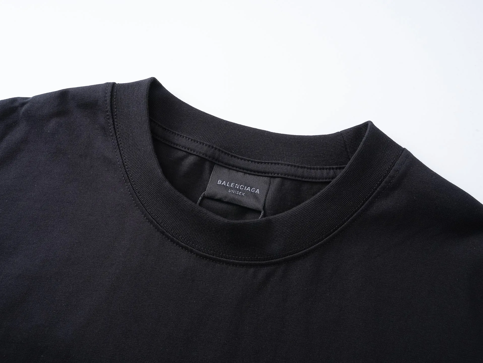 🅿️200 Actual pictures [Top version. Official website quality] BALENCI*GA/Paris.SS25 latest front badge icon and back letter LOGO computer direct-printed short-sleeved T-shirt. Brick cabinets are synchronized. Genuine products are developed at the first time. The fabric is made of Paris ZP custom-woven and dyed cotton double yarn. Weighing 260 grams, the cloth surface is clean. The cloth pattern is clear, soft and comfortable. The threads are dyed with no color difference. The printing adopts imported direct-injection printing. The letters are clear and the effect is three-dimensional. The version adopts OS loose shoulder design. Same style for men and women. Code: BL253736 Color: black, white Size: XS S M L
