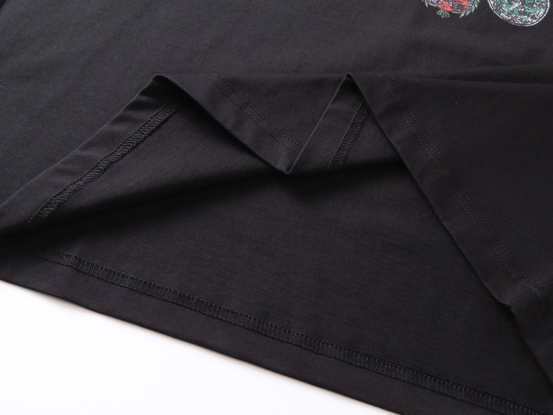 🅿️200 Actual pictures [Top version. Official website quality] BALENCI*GA/Paris.SS25 latest front badge icon and back letter LOGO computer direct-printed short-sleeved T-shirt. Brick cabinets are synchronized. Genuine products are developed at the first time. The fabric is made of Paris ZP custom-woven and dyed cotton double yarn. Weighing 260 grams, the cloth surface is clean. The cloth pattern is clear, soft and comfortable. The threads are dyed with no color difference. The printing adopts imported direct-injection printing. The letters are clear and the effect is three-dimensional. The version adopts OS loose shoulder design. Same style for men and women. Code: BL253736 Color: black, white Size: XS S M L
