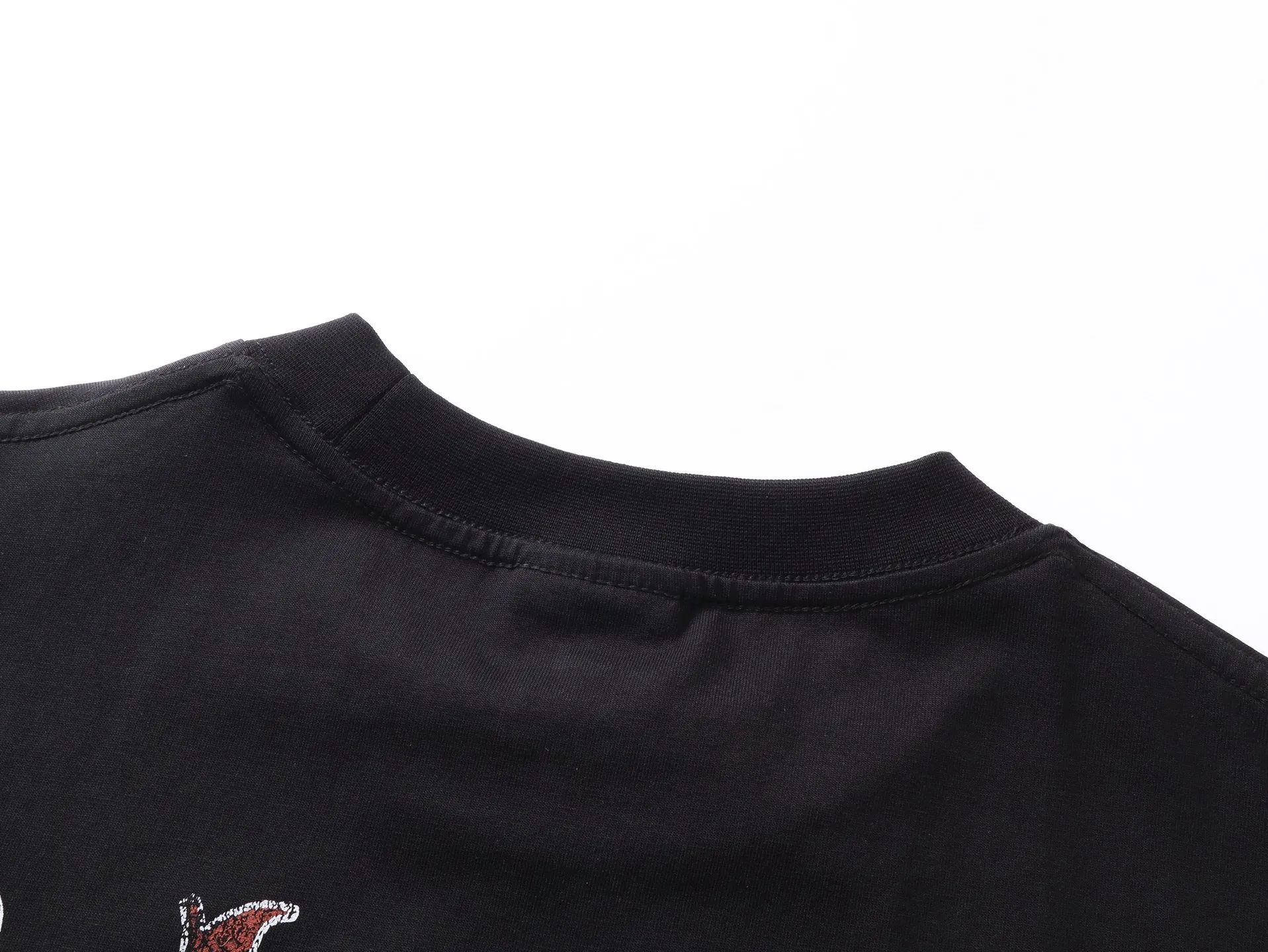 🅿️200 Actual pictures [Top version. Official website quality] BALENCI*GA/Paris.SS25 latest front badge icon and back letter LOGO computer direct-printed short-sleeved T-shirt. Brick cabinets are synchronized. Genuine products are developed at the first time. The fabric is made of Paris ZP custom-woven and dyed cotton double yarn. Weighing 260 grams, the cloth surface is clean. The cloth pattern is clear, soft and comfortable. The threads are dyed with no color difference. The printing adopts imported direct-injection printing. The letters are clear and the effect is three-dimensional. The version adopts OS loose shoulder design. Same style for men and women. Code: BL253736 Color: black, white Size: XS S M L