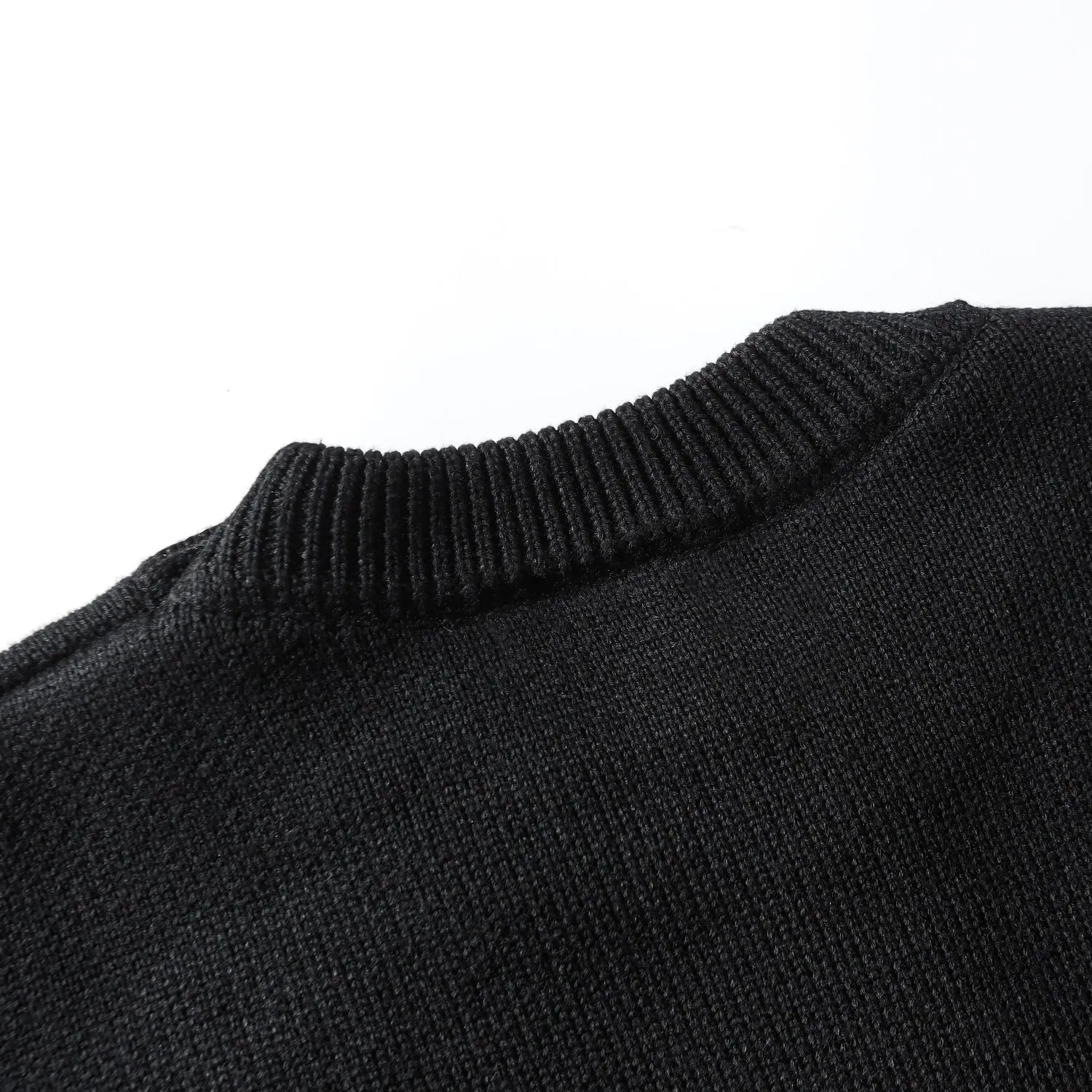 🅿️260 High Quality 8827 Balenciaga Classic Lock Sweater Introduction to the Paris lock wide version sweater. The woolen 10s long-staple cotton used in the yarn makes the whole dress extremely soft to the touch. Although it is a wide version, the texture is soft and skin-friendly. The spandex yarn embedded in the weft will also make the clothes more crisp and elastic. The embroidery above is Bajia’s classic lock pattern. The matte embroidery thick needle sweater is used in the embroidery process and is the guide for garment embroidery. The deformation rate of the overall slanted letters is extremely high, which is caused by the thick stripes of the sweater. The letters yb in the hand also have this situation. We try our best to avoid this situation. We also modify the graphic files many times and test the letter deformation by modifying the ironing and lining materials so that the fonts of large products can be as beautiful as possible. In terms of version, we also confirmed with the woolen mill many times that large products are produced by Stoll's 5-needle machine - -Made from body woven, this sweater is not difficult in terms of materials or craftsmanship, but the upper body is extremely comfortable and the design is good -xs-l -Black