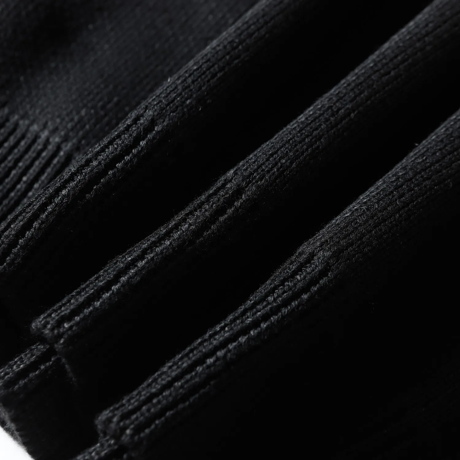 🅿️260 High Quality 8827 Balenciaga Classic Lock Sweater Introduction to the Paris lock wide version sweater. The woolen 10s long-staple cotton used in the yarn makes the whole dress extremely soft to the touch. Although it is a wide version, the texture is soft and skin-friendly. The spandex yarn embedded in the weft will also make the clothes more crisp and elastic. The embroidery above is Bajia’s classic lock pattern. The matte embroidery thick needle sweater is used in the embroidery process and is the guide for garment embroidery. The deformation rate of the overall slanted letters is extremely high, which is caused by the thick stripes of the sweater. The letters yb in the hand also have this situation. We try our best to avoid this situation. We also modify the graphic files many times and test the letter deformation by modifying the ironing and lining materials so that the fonts of large products can be as beautiful as possible. In terms of version, we also confirmed with the woolen mill many times that large products are produced by Stoll's 5-needle machine - -Made from body woven, this sweater is not difficult in terms of materials or craftsmanship, but the upper body is extremely comfortable and the design is good -xs-l -Black