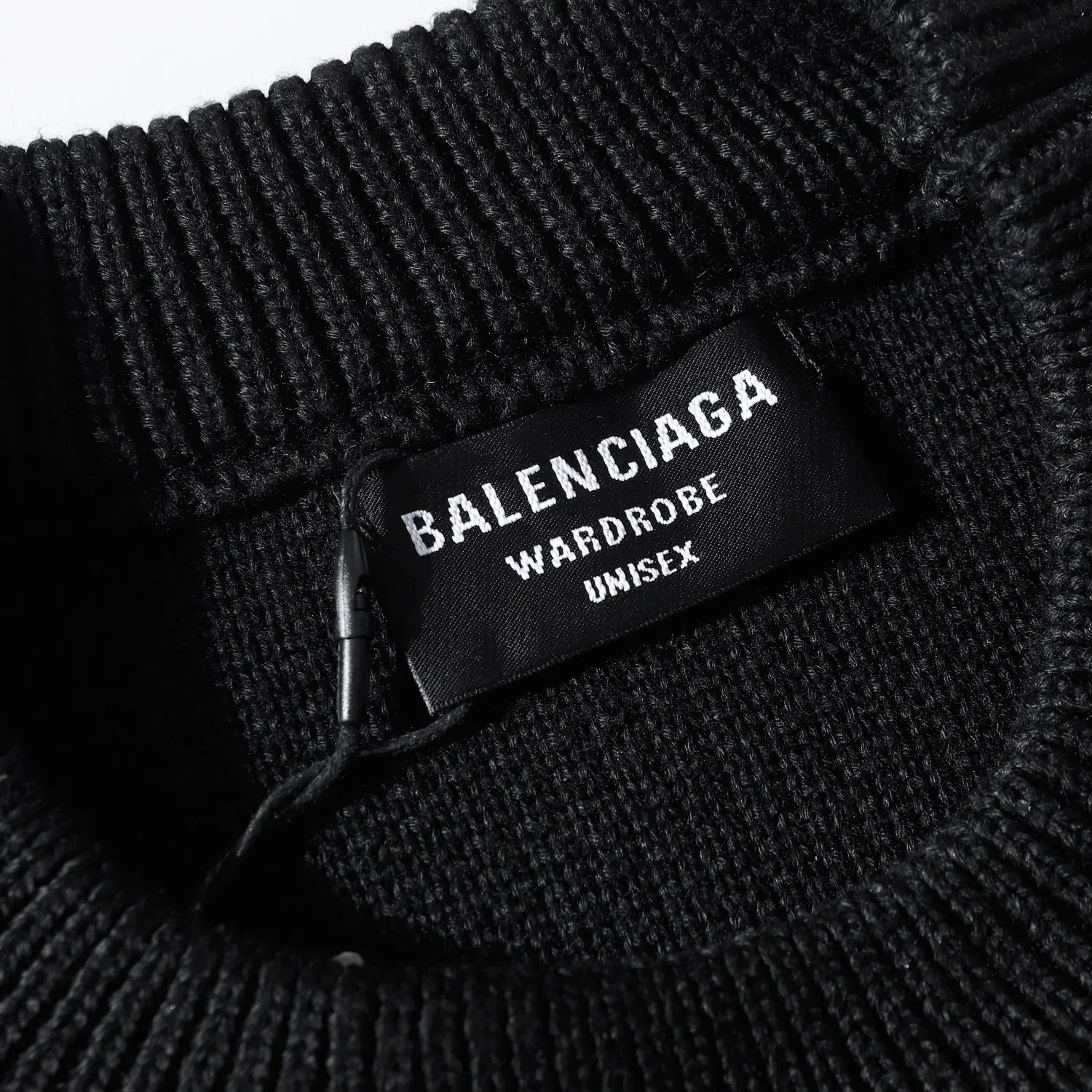 🅿️260 High Quality 8827 Balenciaga Classic Lock Sweater Introduction to the Paris lock wide version sweater. The woolen 10s long-staple cotton used in the yarn makes the whole dress extremely soft to the touch. Although it is a wide version, the texture is soft and skin-friendly. The spandex yarn embedded in the weft will also make the clothes more crisp and elastic. The embroidery above is Bajia’s classic lock pattern. The matte embroidery thick needle sweater is used in the embroidery process and is the guide for garment embroidery. The deformation rate of the overall slanted letters is extremely high, which is caused by the thick stripes of the sweater. The letters yb in the hand also have this situation. We try our best to avoid this situation. We also modify the graphic files many times and test the letter deformation by modifying the ironing and lining materials so that the fonts of large products can be as beautiful as possible. In terms of version, we also confirmed with the woolen mill many times that large products are produced by Stoll's 5-needle machine - -Made from body woven, this sweater is not difficult in terms of materials or craftsmanship, but the upper body is extremely comfortable and the design is good -xs-l -Black