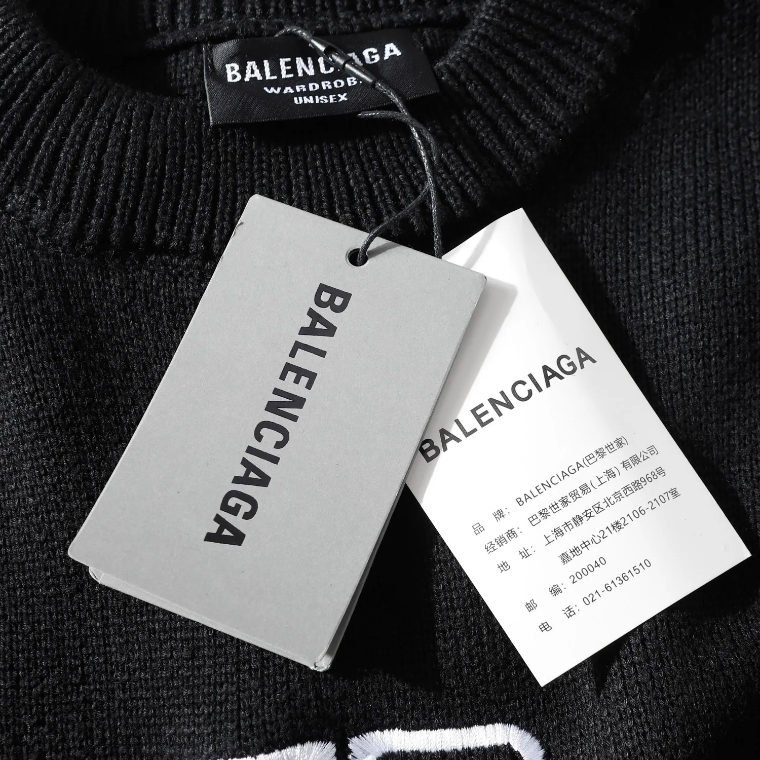 🅿️260 High Quality 8827 Balenciaga Classic Lock Sweater Introduction to the Paris lock wide version sweater. The woolen 10s long-staple cotton used in the yarn makes the whole dress extremely soft to the touch. Although it is a wide version, the texture is soft and skin-friendly. The spandex yarn embedded in the weft will also make the clothes more crisp and elastic. The embroidery above is Bajia’s classic lock pattern. The matte embroidery thick needle sweater is used in the embroidery process and is the guide for garment embroidery. The deformation rate of the overall slanted letters is extremely high, which is caused by the thick stripes of the sweater. The letters yb in the hand also have this situation. We try our best to avoid this situation. We also modify the graphic files many times and test the letter deformation by modifying the ironing and lining materials so that the fonts of large products can be as beautiful as possible. In terms of version, we also confirmed with the woolen mill many times that large products are produced by Stoll's 5-needle machine - -Made from body woven, this sweater is not difficult in terms of materials or craftsmanship, but the upper body is extremely comfortable and the design is good -xs-l -Black