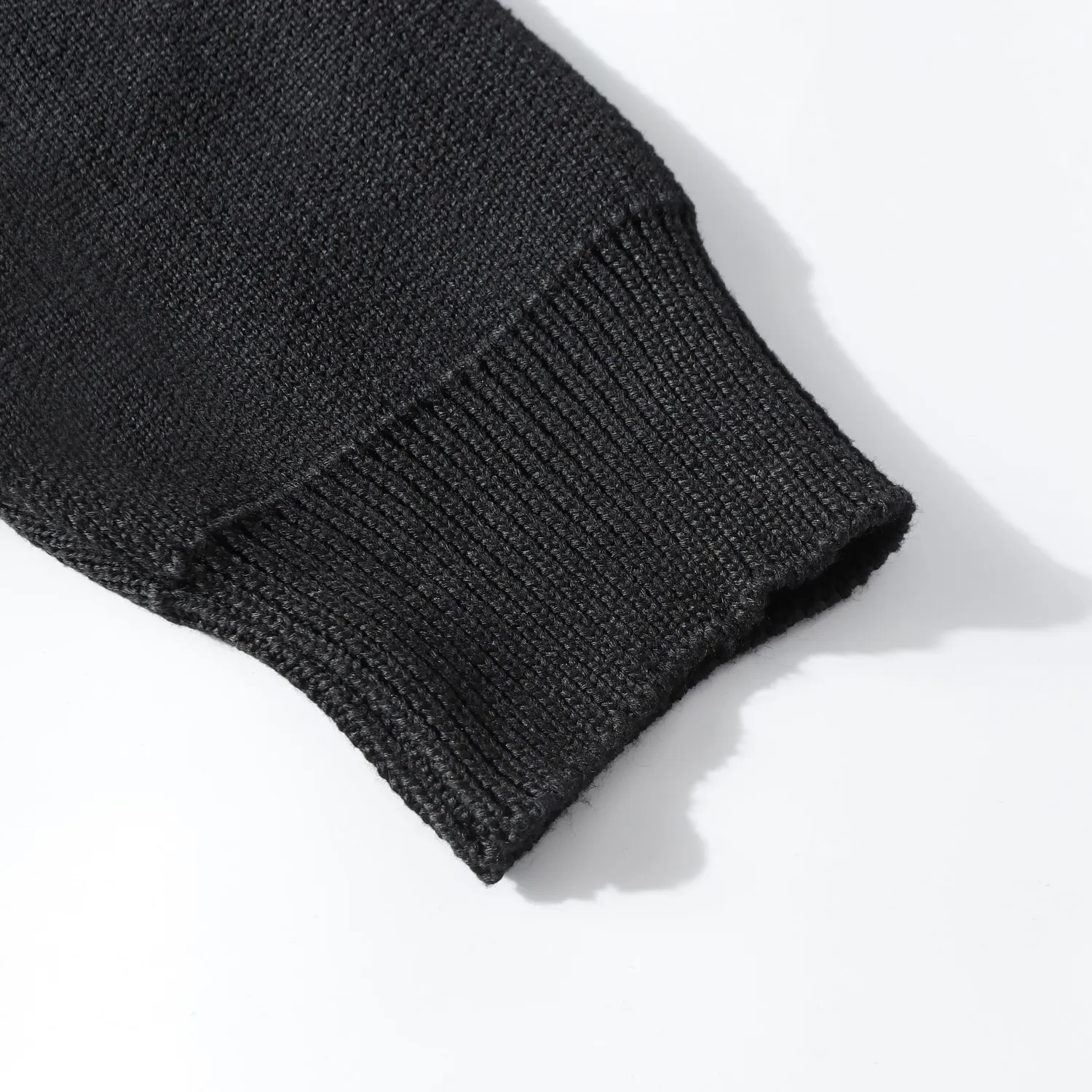 🅿️260 High Quality 8827 Balenciaga Classic Lock Sweater Introduction to the Paris lock wide version sweater. The woolen 10s long-staple cotton used in the yarn makes the whole dress extremely soft to the touch. Although it is a wide version, the texture is soft and skin-friendly. The spandex yarn embedded in the weft will also make the clothes more crisp and elastic. The embroidery above is Bajia’s classic lock pattern. The matte embroidery thick needle sweater is used in the embroidery process and is the guide for garment embroidery. The deformation rate of the overall slanted letters is extremely high, which is caused by the thick stripes of the sweater. The letters yb in the hand also have this situation. We try our best to avoid this situation. We also modify the graphic files many times and test the letter deformation by modifying the ironing and lining materials so that the fonts of large products can be as beautiful as possible. In terms of version, we also confirmed with the woolen mill many times that large products are produced by Stoll's 5-needle machine - -Made from body woven, this sweater is not difficult in terms of materials or craftsmanship, but the upper body is extremely comfortable and the design is good -xs-l -Black