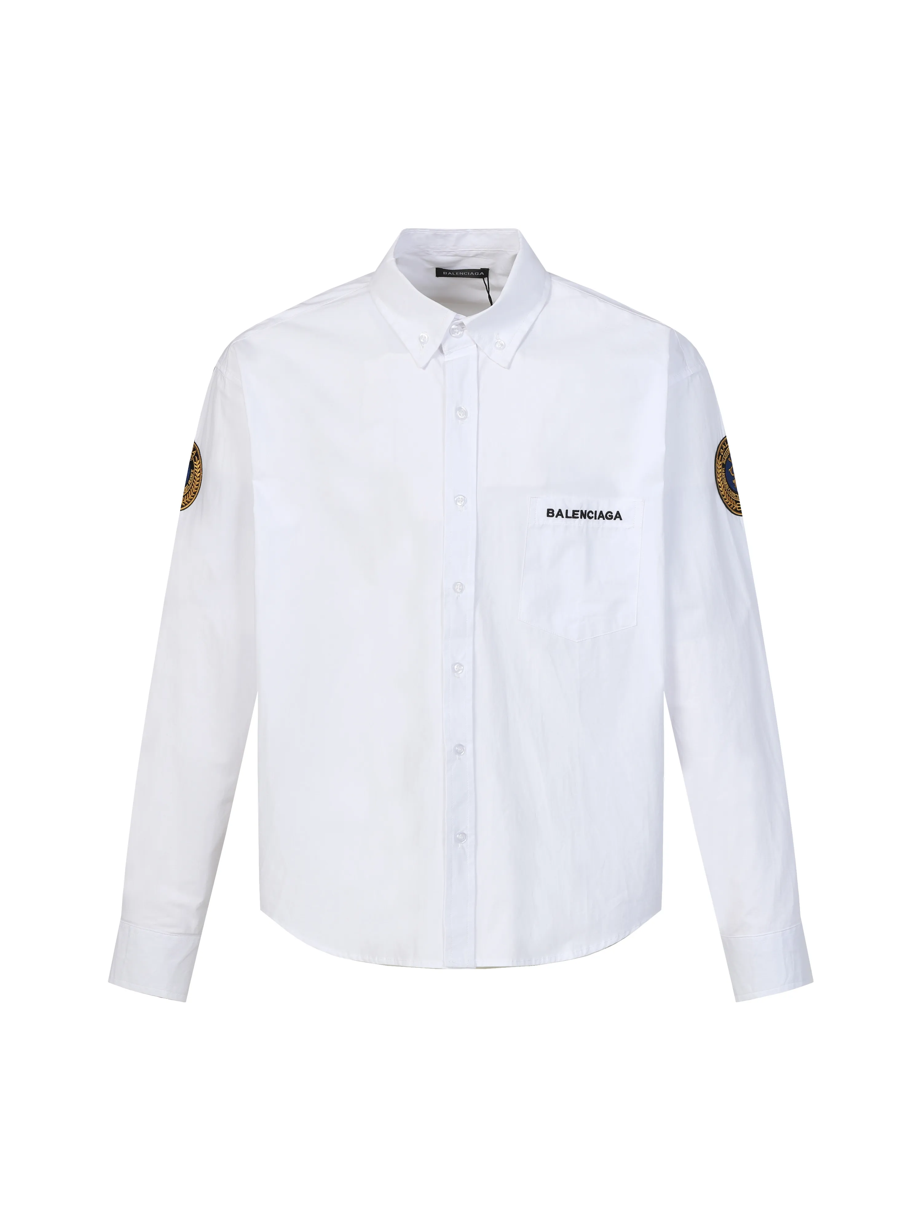 🅿️310 (1:1 original order quality) Balenciaga/Balenciaga new lion logo embroidered Manchester United shirt 7454 buy the original version, made of 80-count pure cotton poplin area fine cotton fabric, which usually has good hygroscopicity, breathability, warmth and wear resistance, and is also relatively soft and smooth. Due to fine processing, the fine cotton fabric is relatively light and thin, feels soft and comfortable, and fits the skin very well when worn. The chapter embroidery pattern is combined with the needle embroidery process. The chapter embroidery on both sides of the sleeves uses tatami technology, which creates a full and undulating effect, adding to the three-dimensional texture of the pattern. Through precise computer calculations, the pieces are cut according to the original pattern and then hemmed. The hemming is organized but not chaotic, and the needlework is finely organized, breaking up the plane vision and enriching the overall shape. The letters are made using precision needlepoint embroidery; the embroidery is very fine and dense, with clear patterns and strong lines and three-dimensionality. The linen material embroidery thread is combined with encrypted processing, and the embroidery body has a subtle matte visual texture; the embroidery effect is three-dimensional and full. The flat embroidery has a unique needle-to-needle design, and the embroidery is very fine and dense. The overall stitching is fine, with consistent fineness and texture, adding a sense of layering to the simple design. Size:36-38-40