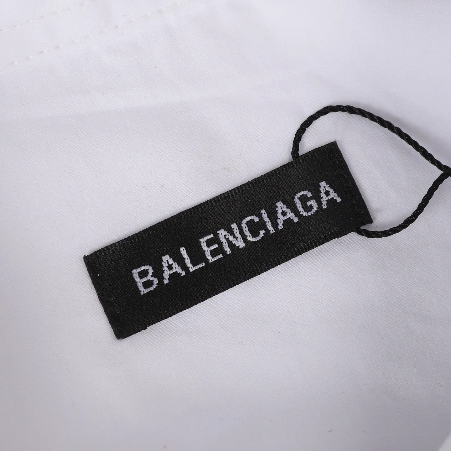 🅿️310 (1:1 original order quality) Balenciaga/Balenciaga new lion logo embroidered Manchester United shirt 7454 buy the original version, made of 80-count pure cotton poplin area fine cotton fabric, which usually has good hygroscopicity, breathability, warmth and wear resistance, and is also relatively soft and smooth. Due to fine processing, the fine cotton fabric is relatively light and thin, feels soft and comfortable, and fits the skin very well when worn. The chapter embroidery pattern is combined with the needle embroidery process. The chapter embroidery on both sides of the sleeves uses tatami technology, which creates a full and undulating effect, adding to the three-dimensional texture of the pattern. Through precise computer calculations, the pieces are cut according to the original pattern and then hemmed. The hemming is organized but not chaotic, and the needlework is finely organized, breaking up the plane vision and enriching the overall shape. The letters are made using precision needlepoint embroidery; the embroidery is very fine and dense, with clear patterns and strong lines and three-dimensionality. The linen material embroidery thread is combined with encrypted processing, and the embroidery body has a subtle matte visual texture; the embroidery effect is three-dimensional and full. The flat embroidery has a unique needle-to-needle design, and the embroidery is very fine and dense. The overall stitching is fine, with consistent fineness and texture, adding a sense of layering to the simple design. Size:36-38-40