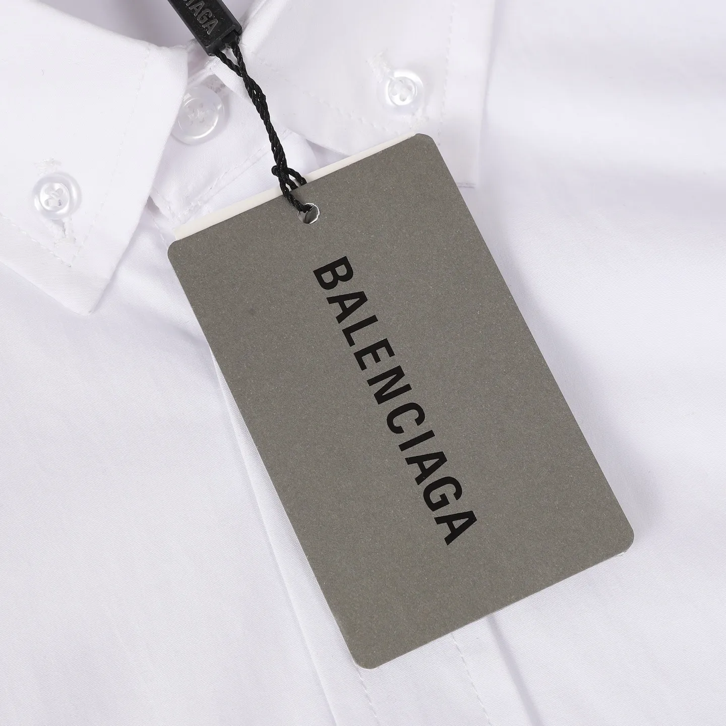 🅿️310 (1:1 original order quality) Balenciaga/Balenciaga new lion logo embroidered Manchester United shirt 7454 buy the original version, made of 80-count pure cotton poplin area fine cotton fabric, which usually has good hygroscopicity, breathability, warmth and wear resistance, and is also relatively soft and smooth. Due to fine processing, the fine cotton fabric is relatively light and thin, feels soft and comfortable, and fits the skin very well when worn. The chapter embroidery pattern is combined with the needle embroidery process. The chapter embroidery on both sides of the sleeves uses tatami technology, which creates a full and undulating effect, adding to the three-dimensional texture of the pattern. Through precise computer calculations, the pieces are cut according to the original pattern and then hemmed. The hemming is organized but not chaotic, and the needlework is finely organized, breaking up the plane vision and enriching the overall shape. The letters are made using precision needlepoint embroidery; the embroidery is very fine and dense, with clear patterns and strong lines and three-dimensionality. The linen material embroidery thread is combined with encrypted processing, and the embroidery body has a subtle matte visual texture; the embroidery effect is three-dimensional and full. The flat embroidery has a unique needle-to-needle design, and the embroidery is very fine and dense. The overall stitching is fine, with consistent fineness and texture, adding a sense of layering to the simple design. Size:36-38-40