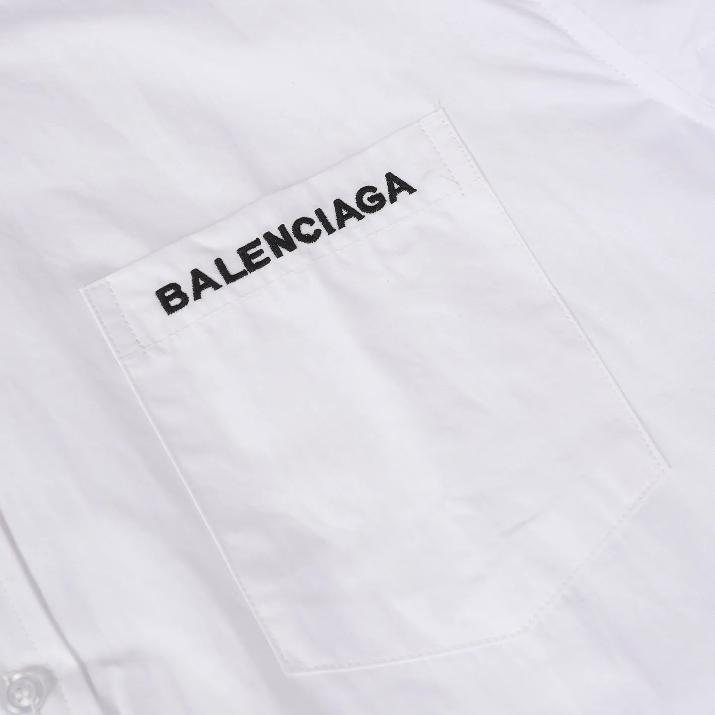 🅿️310 (1:1 original order quality) Balenciaga/Balenciaga new lion logo embroidered Manchester United shirt 7454 buy the original version, made of 80-count pure cotton poplin area fine cotton fabric, which usually has good hygroscopicity, breathability, warmth and wear resistance, and is also relatively soft and smooth. Due to fine processing, the fine cotton fabric is relatively light and thin, feels soft and comfortable, and fits the skin very well when worn. The chapter embroidery pattern is combined with the needle embroidery process. The chapter embroidery on both sides of the sleeves uses tatami technology, which creates a full and undulating effect, adding to the three-dimensional texture of the pattern. Through precise computer calculations, the pieces are cut according to the original pattern and then hemmed. The hemming is organized but not chaotic, and the needlework is finely organized, breaking up the plane vision and enriching the overall shape. The letters are made using precision needlepoint embroidery; the embroidery is very fine and dense, with clear patterns and strong lines and three-dimensionality. The linen material embroidery thread is combined with encrypted processing, and the embroidery body has a subtle matte visual texture; the embroidery effect is three-dimensional and full. The flat embroidery has a unique needle-to-needle design, and the embroidery is very fine and dense. The overall stitching is fine, with consistent fineness and texture, adding a sense of layering to the simple design. Size:36-38-40