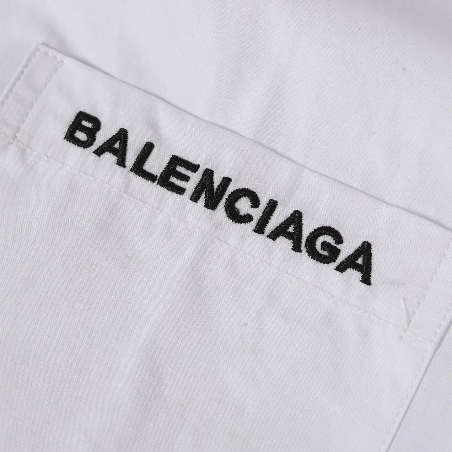 🅿️310 (1:1 original order quality) Balenciaga/Balenciaga new lion logo embroidered Manchester United shirt 7454 buy the original version, made of 80-count pure cotton poplin area fine cotton fabric, which usually has good hygroscopicity, breathability, warmth and wear resistance, and is also relatively soft and smooth. Due to fine processing, the fine cotton fabric is relatively light and thin, feels soft and comfortable, and fits the skin very well when worn. The chapter embroidery pattern is combined with the needle embroidery process. The chapter embroidery on both sides of the sleeves uses tatami technology, which creates a full and undulating effect, adding to the three-dimensional texture of the pattern. Through precise computer calculations, the pieces are cut according to the original pattern and then hemmed. The hemming is organized but not chaotic, and the needlework is finely organized, breaking up the plane vision and enriching the overall shape. The letters are made using precision needlepoint embroidery; the embroidery is very fine and dense, with clear patterns and strong lines and three-dimensionality. The linen material embroidery thread is combined with encrypted processing, and the embroidery body has a subtle matte visual texture; the embroidery effect is three-dimensional and full. The flat embroidery has a unique needle-to-needle design, and the embroidery is very fine and dense. The overall stitching is fine, with consistent fineness and texture, adding a sense of layering to the simple design. Size:36-38-40