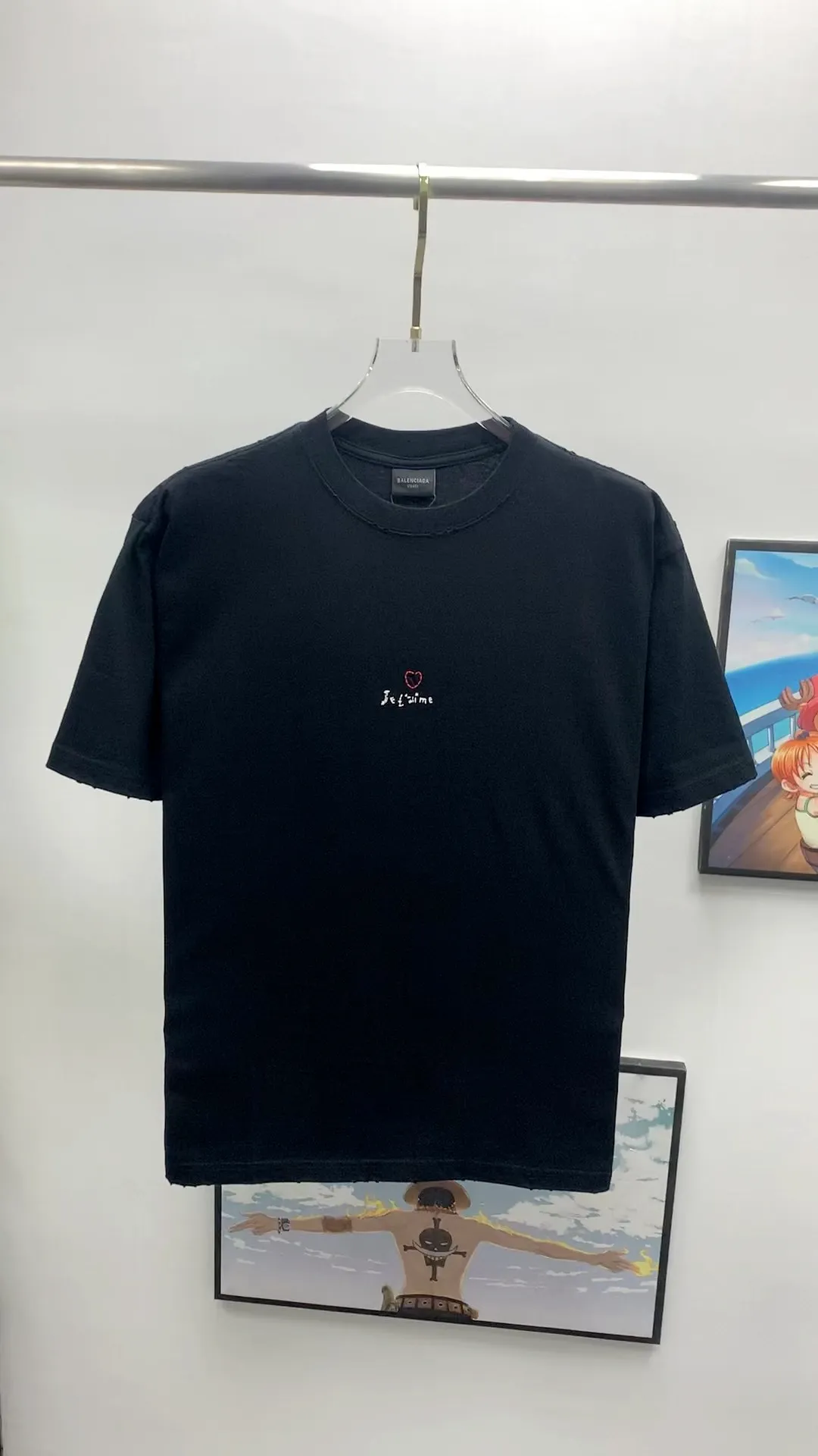 Frontal real-shot video————The top tested version of BALENCIAGA's "Little Love on Chinese Valentine's Day" printed short-sleeved T-shirts for male and female couples. The front is decorated with ie t'aime art work embroidery | the lower back is decorated with brand logo embroidery | distressed effect. Combed cotton is more durable than cotton. Combed cotton fabrics are durable and washable. They use better quality cotton, so the fabrics are not prone to pilling.  The new plate-making process that imitates hand embroidery has the rough feel of hand embroidery, and the stitching method is adjusted according to the original pattern. After embroidery, the stitching technique is imitated by hand embroidery, and the smooth curves highlight the embroidery effect.  The main body of the logo pattern is precision stitched; the embroidery is very fine and dense. Linen embroidery thread is used combined with dense processing to increase the three-dimensional effect, and the embroidery body has a subtle matte visual texture. Color: red black white P:260 Size: S--XL