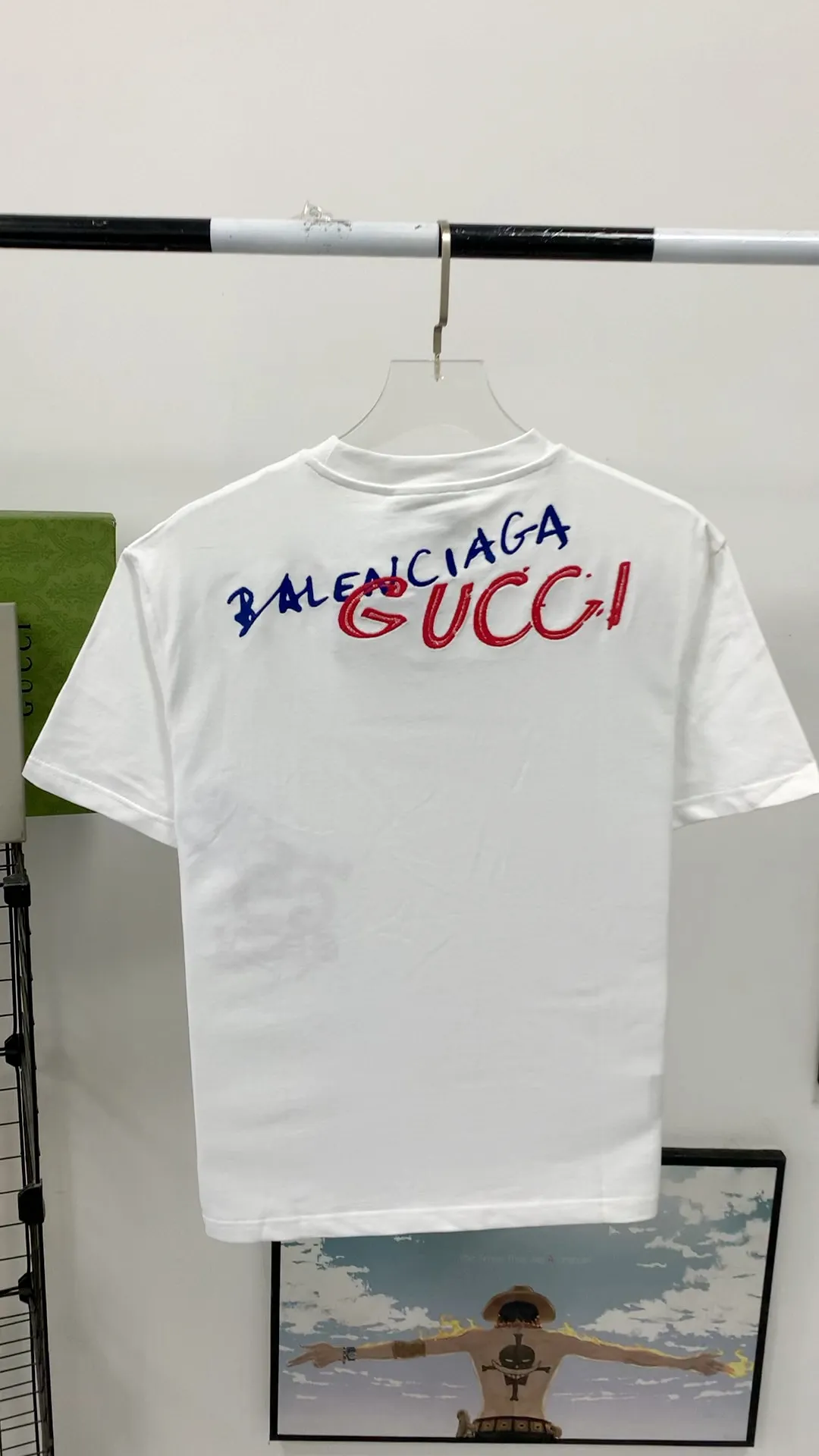 Real shot video on the back————The top tested version of the Balenciaga The textile has high density, good drape, and is not easy to deform. The thick texture and compact spinning process will not affect the breathability of the fabric. The color saturation is very high. The embroidery process uses imported embroidery machines to make the embroidery colors fuller and the embroidery more three-dimensional. The upper body effect is good. It is a versatile and beautiful short-sleeved one. The loose fit covers the flesh and makes you look thinner. It is tolerant to fat figures and you can lose five pounds instantly when you put it on. Three standards for customized accessories. Size: S-XL Color: Black White P:260