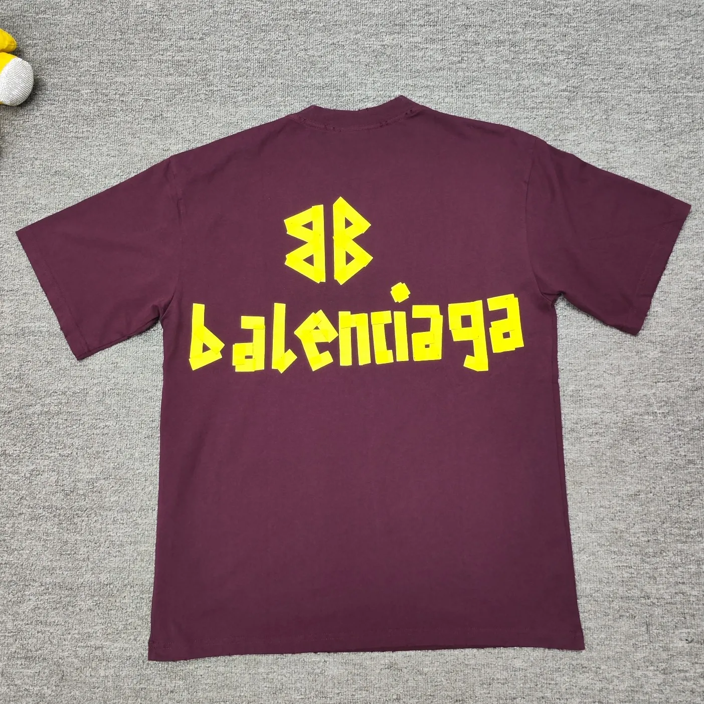 [Breaking new arrival] Top quality BALENCIAGA Paris spring and summer latest tape print washed and worn male and female couple star same style short sleeves 23ss tape tye black retro plain fabric medium version short sleeves Paris' new season's products have added the elements of artistic tape stickers, hot rhinestones and post-it notes, changing the previous minimalist printing style, this time the creativity is really laborious. The micro-OS style is friendly to both men and women. The fixed yarn and washed cotton are soft and waxy and resistant to damage. The slightly distressed worn details are a no-brainer for me who likes 𝐕𝐢𝐧𝐭𝐚𝐠𝐞. There are two styles of front and back printing. The front is like paper tape, and the back is a bright yellow graffiti painting effect, which has a strong impact on people. It looks great with denim overalls, and it’s super cool for girls to wear it with their lower body missing. Original custom-woven and dyed pure cotton material, heavily distressed. Counter 1/1; This product has a unisex design. The same oversize version for men and women·Tape Type logo on the front and back. It is characterized by heavy wear and washable effect. Color: Burgundy P; 140 Size: XS-L