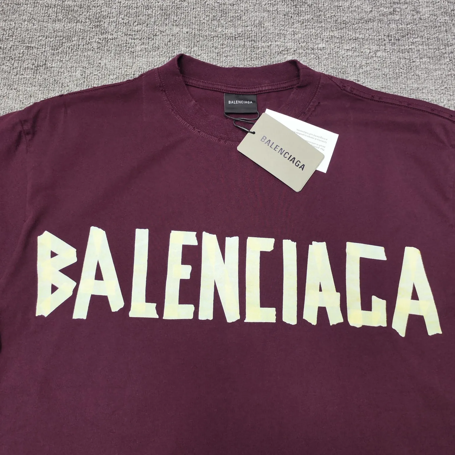 [Breaking new arrival] Top quality BALENCIAGA Paris spring and summer latest tape print washed and worn male and female couple star same style short sleeves 23ss tape tye black retro plain fabric medium version short sleeves Paris' new season's products have added the elements of artistic tape stickers, hot rhinestones and post-it notes, changing the previous minimalist printing style, this time the creativity is really laborious. The micro-OS style is friendly to both men and women. The fixed yarn and washed cotton are soft and waxy and resistant to damage. The slightly distressed worn details are a no-brainer for me who likes 𝐕𝐢𝐧𝐭𝐚𝐠𝐞. There are two styles of front and back printing. The front is like paper tape, and the back is a bright yellow graffiti painting effect, which has a strong impact on people. It looks great with denim overalls, and it’s super cool for girls to wear it with their lower body missing. Original custom-woven and dyed pure cotton material, heavily distressed. Counter 1/1; This product has a unisex design. The same oversize version for men and women·Tape Type logo on the front and back. It is characterized by heavy wear and washable effect. Color: Burgundy P; 140 Size: XS-L