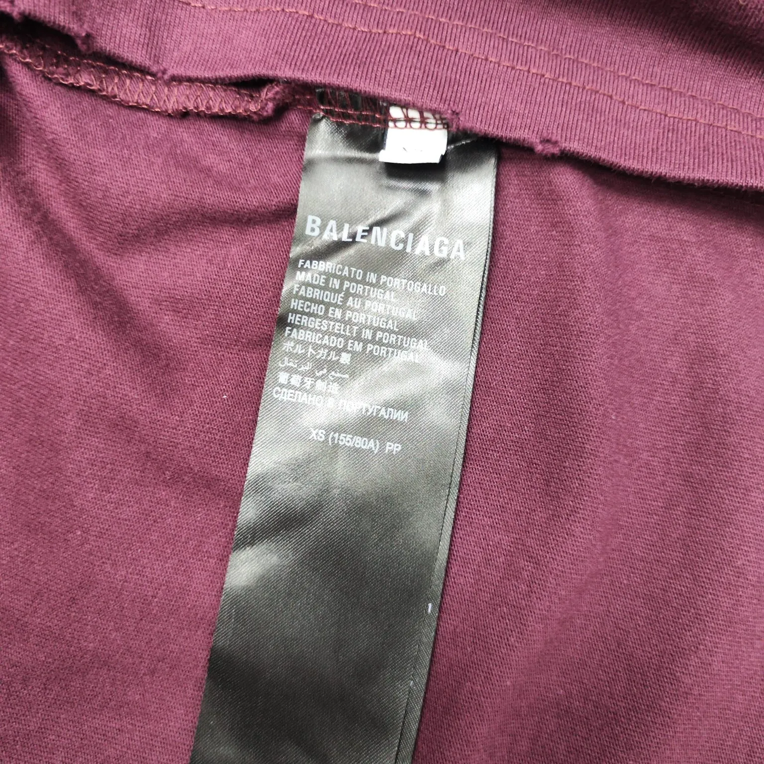 [Breaking new arrival] Top quality BALENCIAGA Paris spring and summer latest tape print washed and worn male and female couple star same style short sleeves 23ss tape tye black retro plain fabric medium version short sleeves Paris' new season's products have added the elements of artistic tape stickers, hot rhinestones and post-it notes, changing the previous minimalist printing style, this time the creativity is really laborious. The micro-OS style is friendly to both men and women. The fixed yarn and washed cotton are soft and waxy and resistant to damage. The slightly distressed worn details are a no-brainer for me who likes 𝐕𝐢𝐧𝐭𝐚𝐠𝐞. There are two styles of front and back printing. The front is like paper tape, and the back is a bright yellow graffiti painting effect, which has a strong impact on people. It looks great with denim overalls, and it’s super cool for girls to wear it with their lower body missing. Original custom-woven and dyed pure cotton material, heavily distressed. Counter 1/1; This product has a unisex design. The same oversize version for men and women·Tape Type logo on the front and back. It is characterized by heavy wear and washable effect. Color: Burgundy P; 140 Size: XS-L