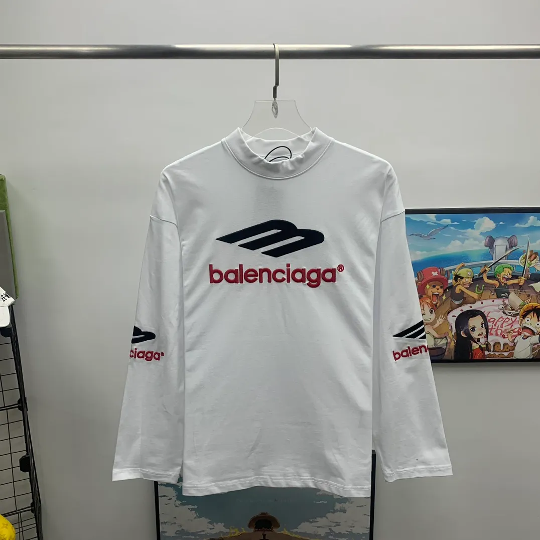 The top tried and tested version of Balenciaga, Balenciaga's latest long-sleeved T-shirt with large LOGO icons embroidered on the front, back, left and right sleeves. Balenciaga's first high-street outfit in autumn, it's completely high-end, even if you want to be low-key, it's hard not to love it, full of casual sports style. The front and back are embroidered with the same large logo, and the left and right sleeves are also embroidered with the same logo. The contrasting red ➕ black embroidery is really awesome. It will definitely attract attention when paired with a couple style. It is another day to be stunned by the handsomeness! Fashionistas are not afraid of the heat, so long tees are a must-have when traveling to Sichuan and Tibet. Different from the ordinary version, it uses high-quality Tajima embroidery, the neckline is reinforced with two needles and is not easily deformed by machine washing. It is made of high-weight pure cotton double yarn. The counters are updated simultaneously, and genuine products are developed and developed at the first time. The fabric is made of Paris ZP custom-woven and dyed cotton, double-yarn compact cotton with a weight of 260 grams, and the cloth surface is clean. The cloth has clear texture, soft and comfortable, good color fastness and not easy to discolor. The threads are woven and dyed with no color difference. The embroidery is done using imported Tajima embroidery machines. Super 15W needle and thread, three-dimensional effect, clear lines, no burrs and miscellaneous threads, ultra-high craftsmanship embroidery. The version adopts OS loose shoulder style, the same style for male and female couples ▪️Size: XS S.M.L ▪️Color: Iron gray blue white P:340