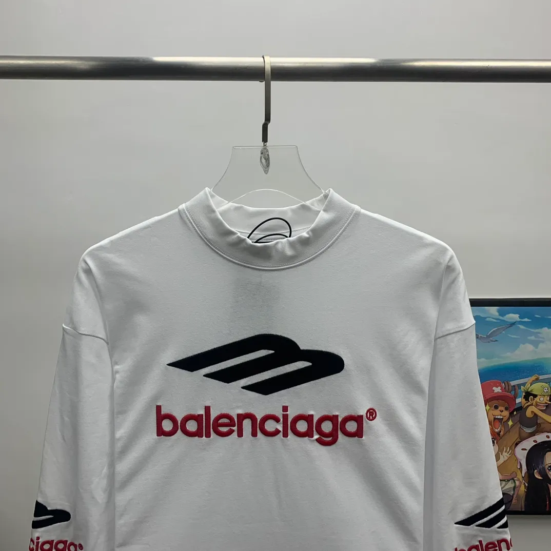 The top tried and tested version of Balenciaga, Balenciaga's latest long-sleeved T-shirt with large LOGO icons embroidered on the front, back, left and right sleeves. Balenciaga's first high-street outfit in autumn, it's completely high-end, even if you want to be low-key, it's hard not to love it, full of casual sports style. The front and back are embroidered with the same large logo, and the left and right sleeves are also embroidered with the same logo. The contrasting red ➕ black embroidery is really awesome. It will definitely attract attention when paired with a couple style. It is another day to be stunned by the handsomeness! Fashionistas are not afraid of the heat, so long tees are a must-have when traveling to Sichuan and Tibet. Different from the ordinary version, it uses high-quality Tajima embroidery, the neckline is reinforced with two needles and is not easily deformed by machine washing. It is made of high-weight pure cotton double yarn. The counters are updated simultaneously, and genuine products are developed and developed at the first time. The fabric is made of Paris ZP custom-woven and dyed cotton, double-yarn compact cotton with a weight of 260 grams, and the cloth surface is clean. The cloth has clear texture, soft and comfortable, good color fastness and not easy to discolor. The threads are woven and dyed with no color difference. The embroidery is done using imported Tajima embroidery machines. Super 15W needle and thread, three-dimensional effect, clear lines, no burrs and miscellaneous threads, ultra-high craftsmanship embroidery. The version adopts OS loose shoulder style, the same style for male and female couples ▪️Size: XS S.M.L ▪️Color: Iron gray blue white P:340