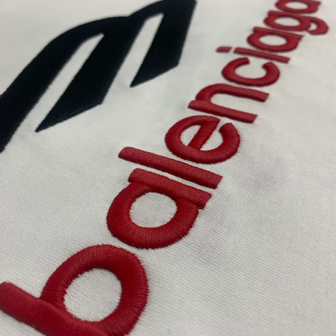 The top tried and tested version of Balenciaga, Balenciaga's latest long-sleeved T-shirt with large LOGO icons embroidered on the front, back, left and right sleeves. Balenciaga's first high-street outfit in autumn, it's completely high-end, even if you want to be low-key, it's hard not to love it, full of casual sports style. The front and back are embroidered with the same large logo, and the left and right sleeves are also embroidered with the same logo. The contrasting red ➕ black embroidery is really awesome. It will definitely attract attention when paired with a couple style. It is another day to be stunned by the handsomeness! Fashionistas are not afraid of the heat, so long tees are a must-have when traveling to Sichuan and Tibet. Different from the ordinary version, it uses high-quality Tajima embroidery, the neckline is reinforced with two needles and is not easily deformed by machine washing. It is made of high-weight pure cotton double yarn. The counters are updated simultaneously, and genuine products are developed and developed at the first time. The fabric is made of Paris ZP custom-woven and dyed cotton, double-yarn compact cotton with a weight of 260 grams, and the cloth surface is clean. The cloth has clear texture, soft and comfortable, good color fastness and not easy to discolor. The threads are woven and dyed with no color difference. The embroidery is done using imported Tajima embroidery machines. Super 15W needle and thread, three-dimensional effect, clear lines, no burrs and miscellaneous threads, ultra-high craftsmanship embroidery. The version adopts OS loose shoulder style, the same style for male and female couples ▪️Size: XS S.M.L ▪️Color: Iron gray blue white P:340