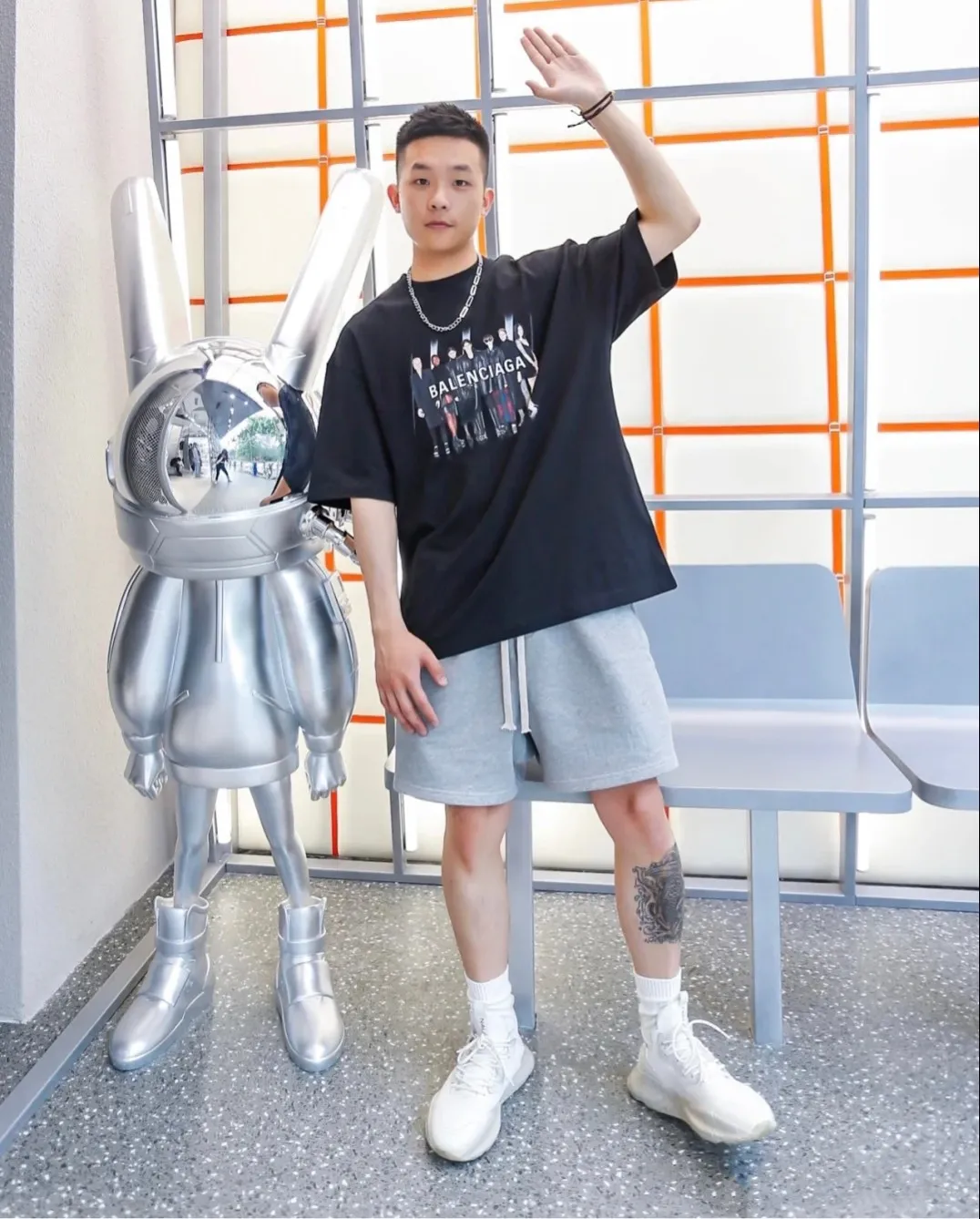 ♻️💯Upper body reference model picture❤️[Top version] BALENCIAGA Paris Brick Cabinet Hot Sale Model Tiantuan Band Portrait Round Neck Short Sleeve # Original real shot tile detail picture‼ ️ Exclusively custom-woven 280g 32S double-yarn pure cotton. The fabric is comfortable and soft. The large-area portrait pattern on the front adopts imported top-notch anti-Kangli digital direct-injection printing technology (printing can achieve face recognition). Thread closing. Precision knitting. Double-layer fabric. Good closing effect. The hem is sewn with double threads. OS loose version. Same style for men and women. Size: XS-L. Color: black. P:250.