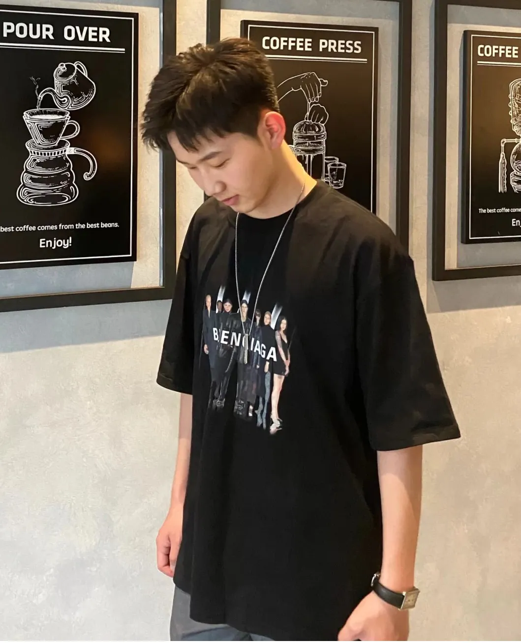 ♻️💯Upper body reference model picture❤️[Top version] BALENCIAGA Paris Brick Cabinet Hot Sale Model Tiantuan Band Portrait Round Neck Short Sleeve # Original real shot tile detail picture‼ ️ Exclusively custom-woven 280g 32S double-yarn pure cotton. The fabric is comfortable and soft. The large-area portrait pattern on the front adopts imported top-notch anti-Kangli digital direct-injection printing technology (printing can achieve face recognition). Thread closing. Precision knitting. Double-layer fabric. Good closing effect. The hem is sewn with double threads. OS loose version. Same style for men and women. Size: XS-L. Color: black. P:250.