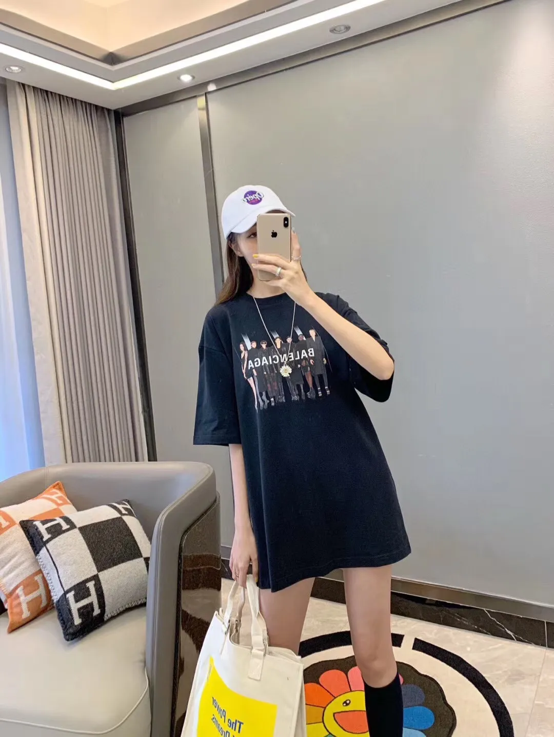 ♻️💯Upper body reference model picture❤️[Top version] BALENCIAGA Paris Brick Cabinet Hot Sale Model Tiantuan Band Portrait Round Neck Short Sleeve # Original real shot tile detail picture‼ ️ Exclusively custom-woven 280g 32S double-yarn pure cotton. The fabric is comfortable and soft. The large-area portrait pattern on the front adopts imported top-notch anti-Kangli digital direct-injection printing technology (printing can achieve face recognition). Thread closing. Precision knitting. Double-layer fabric. Good closing effect. The hem is sewn with double threads. OS loose version. Same style for men and women. Size: XS-L. Color: black. P:250.