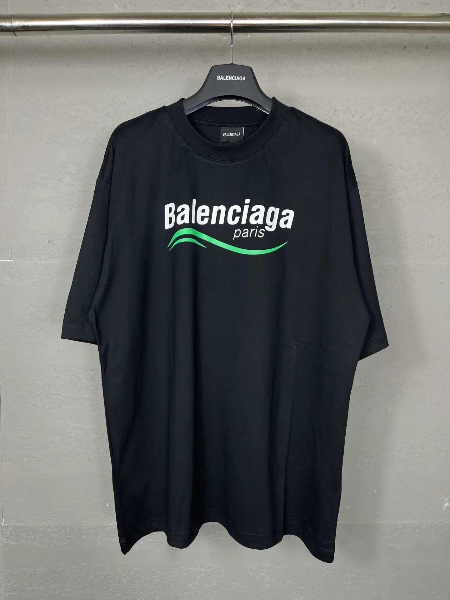 🅿️170 real photos [Top version. Official website quality] BALENCI*GA/Paris BALENCI*GA#2023 new style, multiple LoGO classic printed short-sleeved T-shirts. The fabric is made of Paris ZP custom-woven and dyed 100% cotton double yarn compact cotton. The weight is 260 grams, the cloth surface is clean. The cloth pattern is clear. Soft and comfortable. Good color fastness. Not easy to change color. The threads are woven and dyed with no color difference. Printing uses computer direct printing. The effect is three-dimensional and has no burrs. The version adopts OS loose shoulder design. Same style for men and women. Code: BL223205 Color: Black. White Size: XS to L