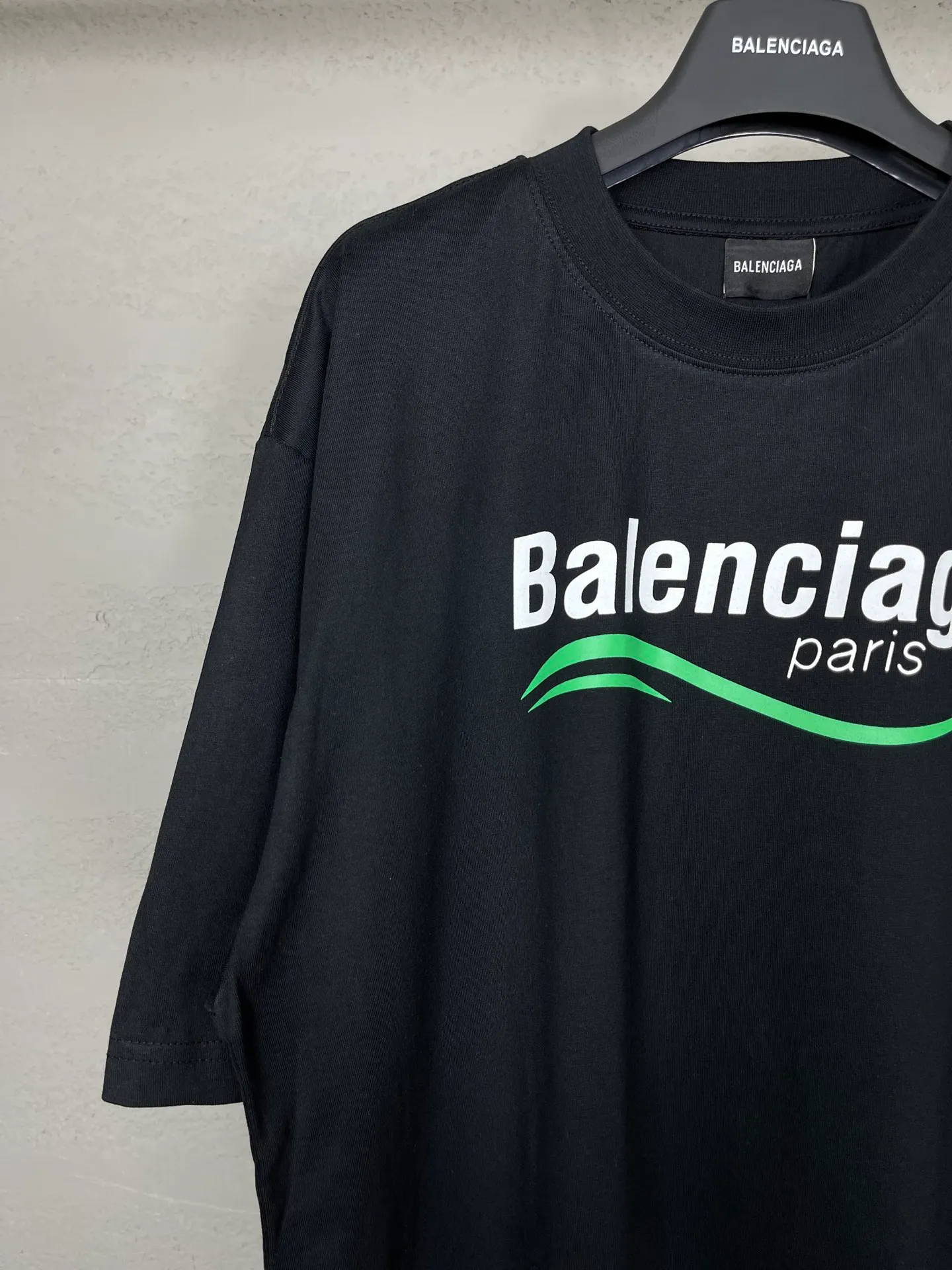 🅿️170 real photos [Top version. Official website quality] BALENCI*GA/Paris BALENCI*GA#2023 new style, multiple LoGO classic printed short-sleeved T-shirts. The fabric is made of Paris ZP custom-woven and dyed 100% cotton double yarn compact cotton. The weight is 260 grams, the cloth surface is clean. The cloth pattern is clear. Soft and comfortable. Good color fastness. Not easy to change color. The threads are woven and dyed with no color difference. Printing uses computer direct printing. The effect is three-dimensional and has no burrs. The version adopts OS loose shoulder design. Same style for men and women. Code: BL223205 Color: Black. White Size: XS to L