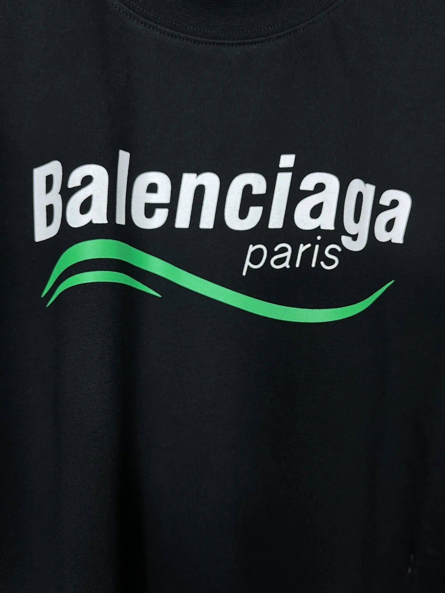 🅿️170 real photos [Top version. Official website quality] BALENCI*GA/Paris BALENCI*GA#2023 new style, multiple LoGO classic printed short-sleeved T-shirts. The fabric is made of Paris ZP custom-woven and dyed 100% cotton double yarn compact cotton. The weight is 260 grams, the cloth surface is clean. The cloth pattern is clear. Soft and comfortable. Good color fastness. Not easy to change color. The threads are woven and dyed with no color difference. Printing uses computer direct printing. The effect is three-dimensional and has no burrs. The version adopts OS loose shoulder design. Same style for men and women. Code: BL223205 Color: Black. White Size: XS to L