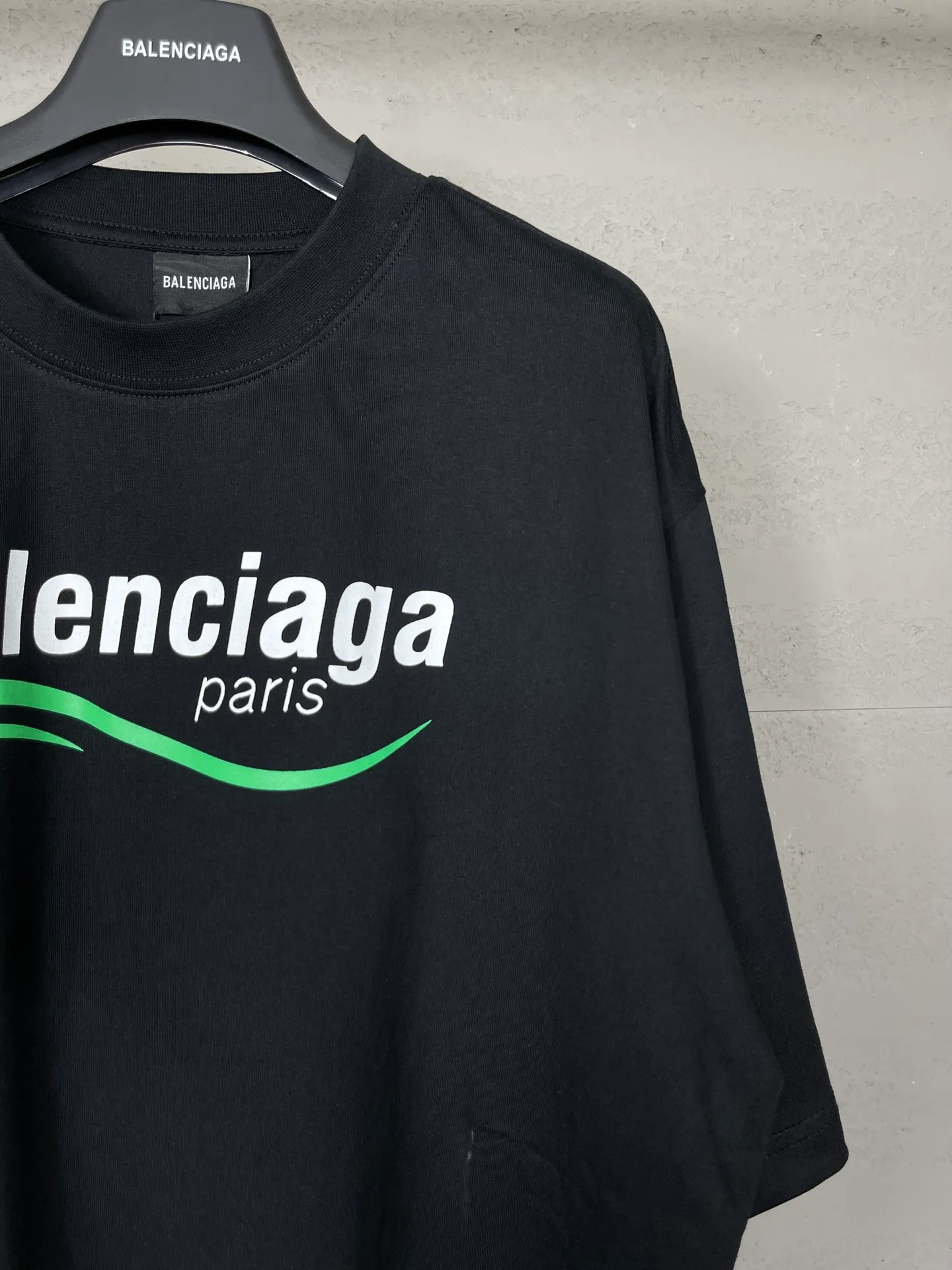 🅿️170 real photos [Top version. Official website quality] BALENCI*GA/Paris BALENCI*GA#2023 new style, multiple LoGO classic printed short-sleeved T-shirts. The fabric is made of Paris ZP custom-woven and dyed 100% cotton double yarn compact cotton. The weight is 260 grams, the cloth surface is clean. The cloth pattern is clear. Soft and comfortable. Good color fastness. Not easy to change color. The threads are woven and dyed with no color difference. Printing uses computer direct printing. The effect is three-dimensional and has no burrs. The version adopts OS loose shoulder design. Same style for men and women. Code: BL223205 Color: Black. White Size: XS to L