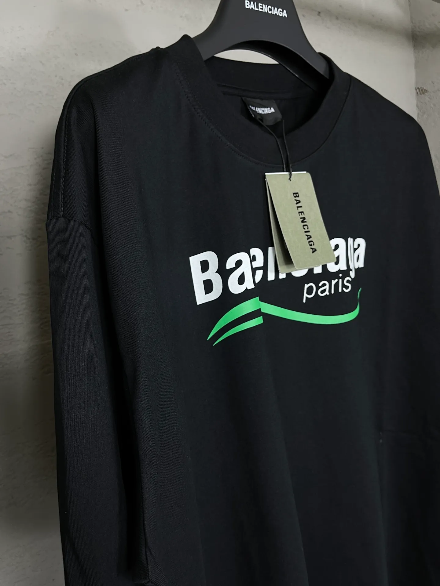 🅿️170 real photos [Top version. Official website quality] BALENCI*GA/Paris BALENCI*GA#2023 new style, multiple LoGO classic printed short-sleeved T-shirts. The fabric is made of Paris ZP custom-woven and dyed 100% cotton double yarn compact cotton. The weight is 260 grams, the cloth surface is clean. The cloth pattern is clear. Soft and comfortable. Good color fastness. Not easy to change color. The threads are woven and dyed with no color difference. Printing uses computer direct printing. The effect is three-dimensional and has no burrs. The version adopts OS loose shoulder design. Same style for men and women. Code: BL223205 Color: Black. White Size: XS to L