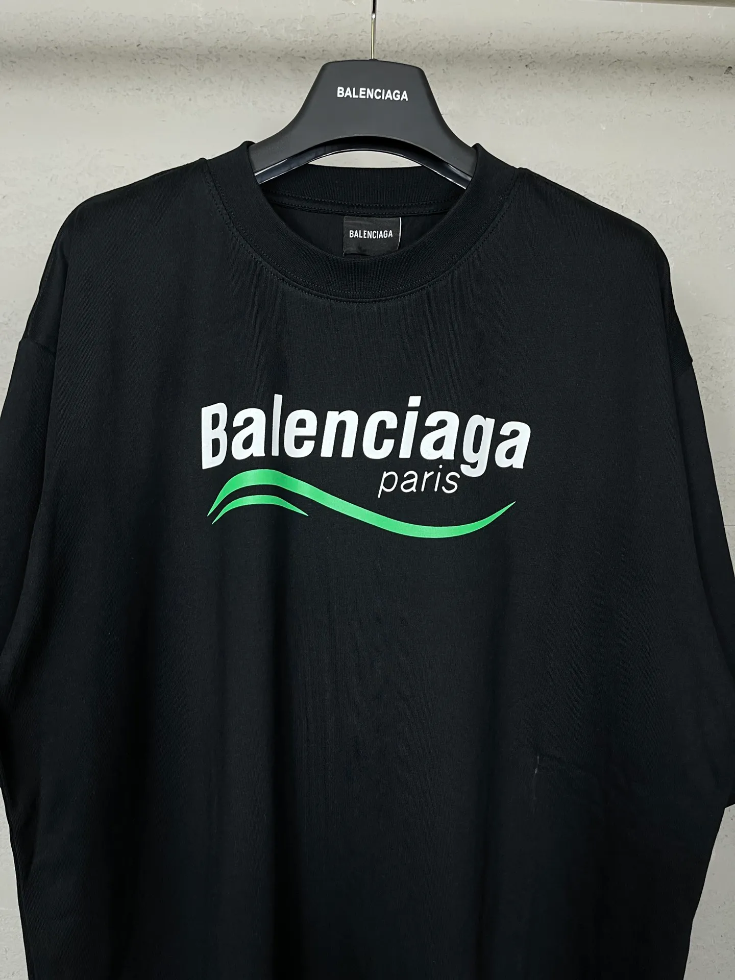🅿️170 real photos [Top version. Official website quality] BALENCI*GA/Paris BALENCI*GA#2023 new style, multiple LoGO classic printed short-sleeved T-shirts. The fabric is made of Paris ZP custom-woven and dyed 100% cotton double yarn compact cotton. The weight is 260 grams, the cloth surface is clean. The cloth pattern is clear. Soft and comfortable. Good color fastness. Not easy to change color. The threads are woven and dyed with no color difference. Printing uses computer direct printing. The effect is three-dimensional and has no burrs. The version adopts OS loose shoulder design. Same style for men and women. Code: BL223205 Color: Black. White Size: XS to L