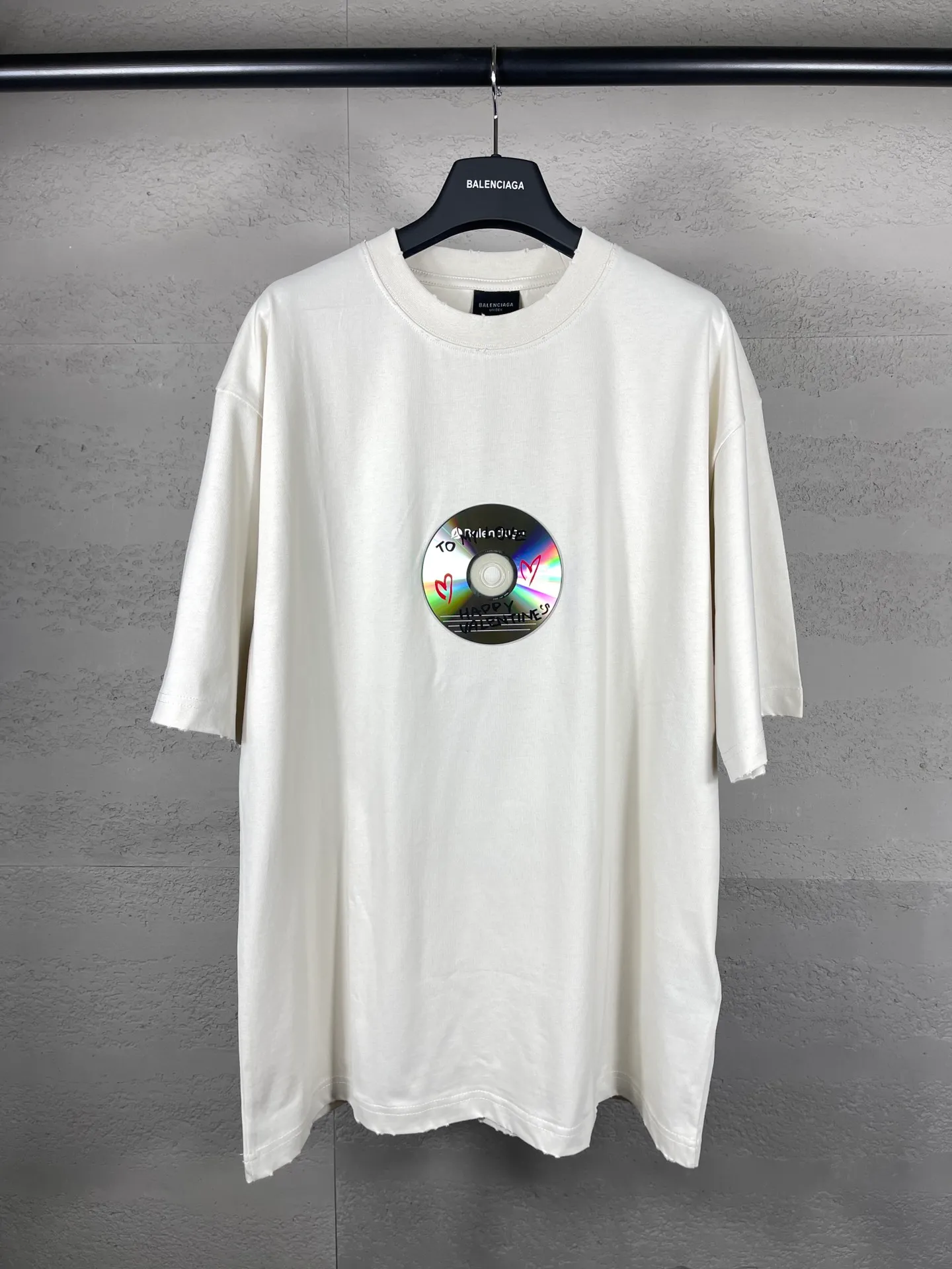 🅿️190 real photos [Top version. Official website quality] BALENCI*GA/Paris BALENCI*GA# Valentine's Day disc limited edition latest model, front disc worn and distressed short-sleeved T-shirt, brick cabinet synchronization. The fabric is made of Paris ZP custom-woven and dyed cotton double yarn. The weight is 260 grams, the cloth surface is clean, the cloth texture is clear. Soft and comfortable. The color fastness is good. It is not easy to change color. The threads are woven and dyed with no color difference. The whole dress is frayed and distressed, and the version adopts the OS loose shoulder style. Same style for men and women. Code: BL223328 Color: black. Beige. Red Size: XS to L