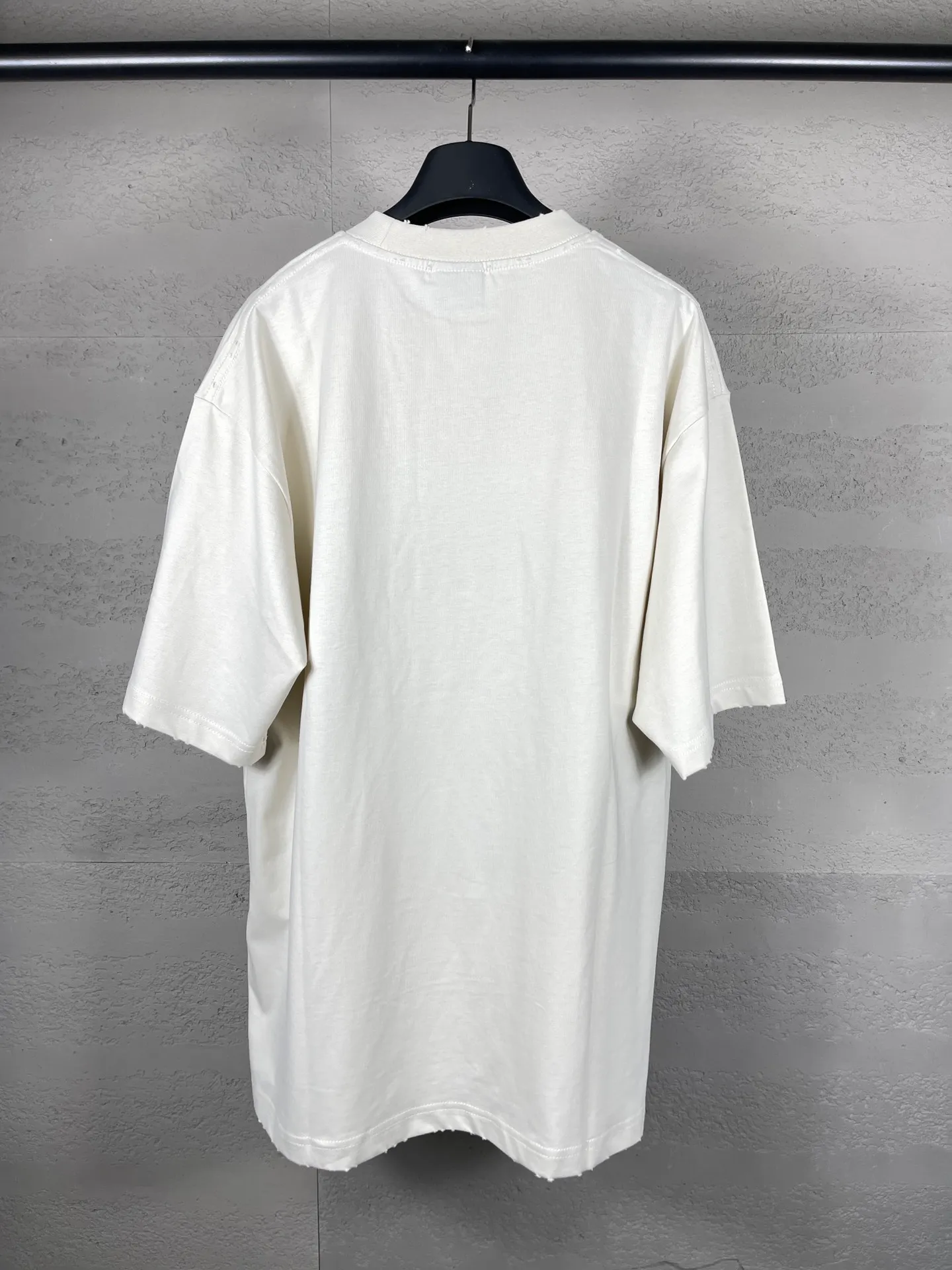 🅿️190 real photos [Top version. Official website quality] BALENCI*GA/Paris BALENCI*GA# Valentine's Day disc limited edition latest model, front disc worn and distressed short-sleeved T-shirt, brick cabinet synchronization. The fabric is made of Paris ZP custom-woven and dyed cotton double yarn. The weight is 260 grams, the cloth surface is clean, the cloth texture is clear. Soft and comfortable. The color fastness is good. It is not easy to change color. The threads are woven and dyed with no color difference. The whole dress is frayed and distressed, and the version adopts the OS loose shoulder style. Same style for men and women. Code: BL223328 Color: black. Beige. Red Size: XS to L