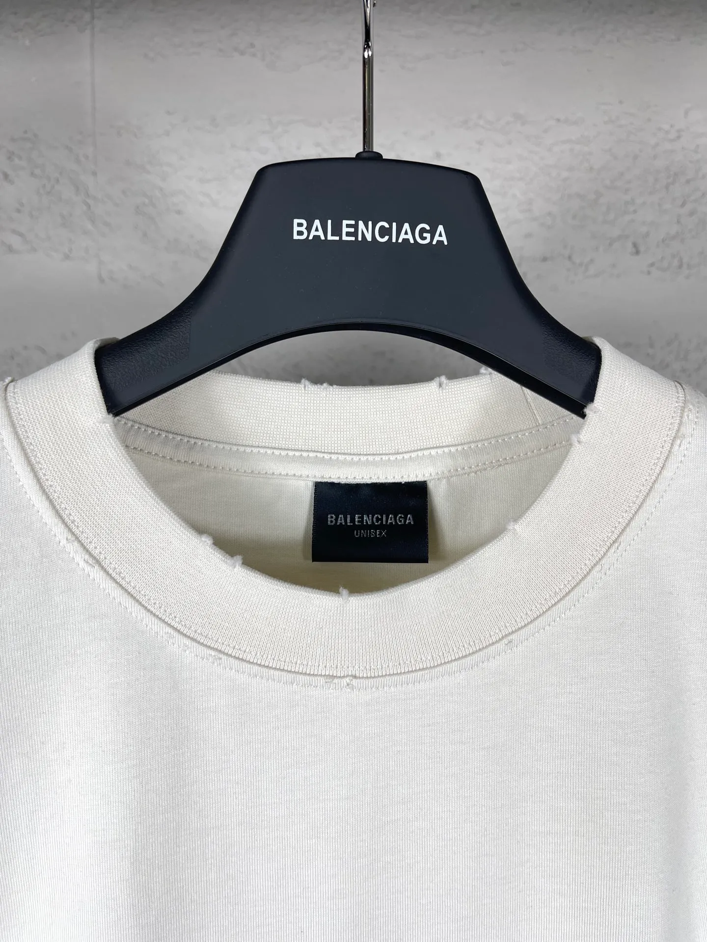 🅿️190 real photos [Top version. Official website quality] BALENCI*GA/Paris BALENCI*GA# Valentine's Day disc limited edition latest model, front disc worn and distressed short-sleeved T-shirt, brick cabinet synchronization. The fabric is made of Paris ZP custom-woven and dyed cotton double yarn. The weight is 260 grams, the cloth surface is clean, the cloth texture is clear. Soft and comfortable. The color fastness is good. It is not easy to change color. The threads are woven and dyed with no color difference. The whole dress is frayed and distressed, and the version adopts the OS loose shoulder style. Same style for men and women. Code: BL223328 Color: black. Beige. Red Size: XS to L