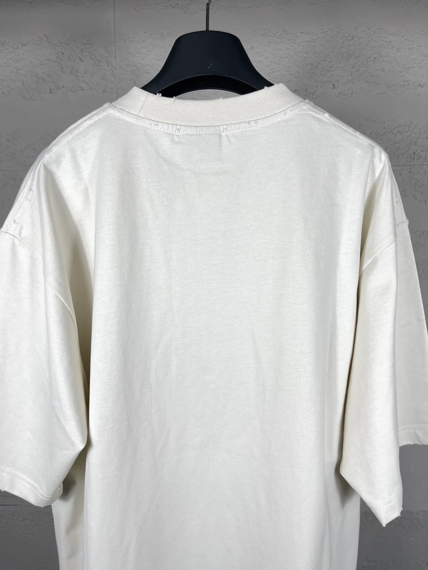🅿️190 real photos [Top version. Official website quality] BALENCI*GA/Paris BALENCI*GA# Valentine's Day disc limited edition latest model, front disc worn and distressed short-sleeved T-shirt, brick cabinet synchronization. The fabric is made of Paris ZP custom-woven and dyed cotton double yarn. The weight is 260 grams, the cloth surface is clean, the cloth texture is clear. Soft and comfortable. The color fastness is good. It is not easy to change color. The threads are woven and dyed with no color difference. The whole dress is frayed and distressed, and the version adopts the OS loose shoulder style. Same style for men and women. Code: BL223328 Color: black. Beige. Red Size: XS to L