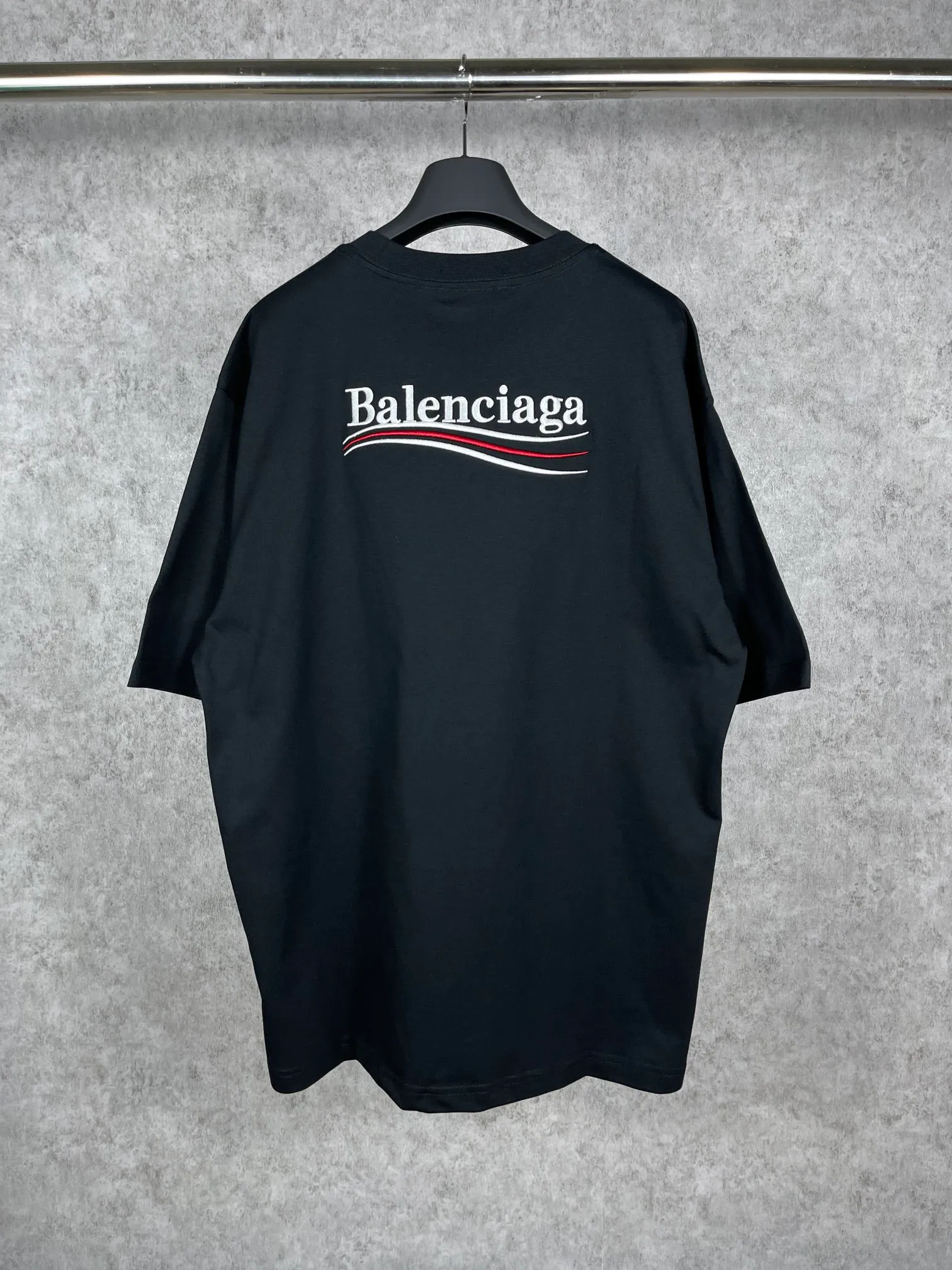 🅿️166 Real photos [Top version. Official website quality] BALENCI*GA/Paris#Classic.Coke embroidered short-sleeved T-shirt# The fabric is made of Paris ZP custom-woven and dyed cotton double yarn. Weighing 260 grams, the cloth surface is clean. The cloth pattern is clear, soft and comfortable. The threads are dyed with no color difference. The classic pattern embroidery uses an imported embroidery machine, and the embroidery thread color is embroidered according to the original color. It is produced according to the pictures in the special market. The letters are clear. The three-dimensional effect is strong. The version adopts the OS loose shoulder version. The same style for men and women. Coding: BL223028 Color: black. White. Dark gray. Brown. Light green. Purple. Off-white. Size: XS S M L