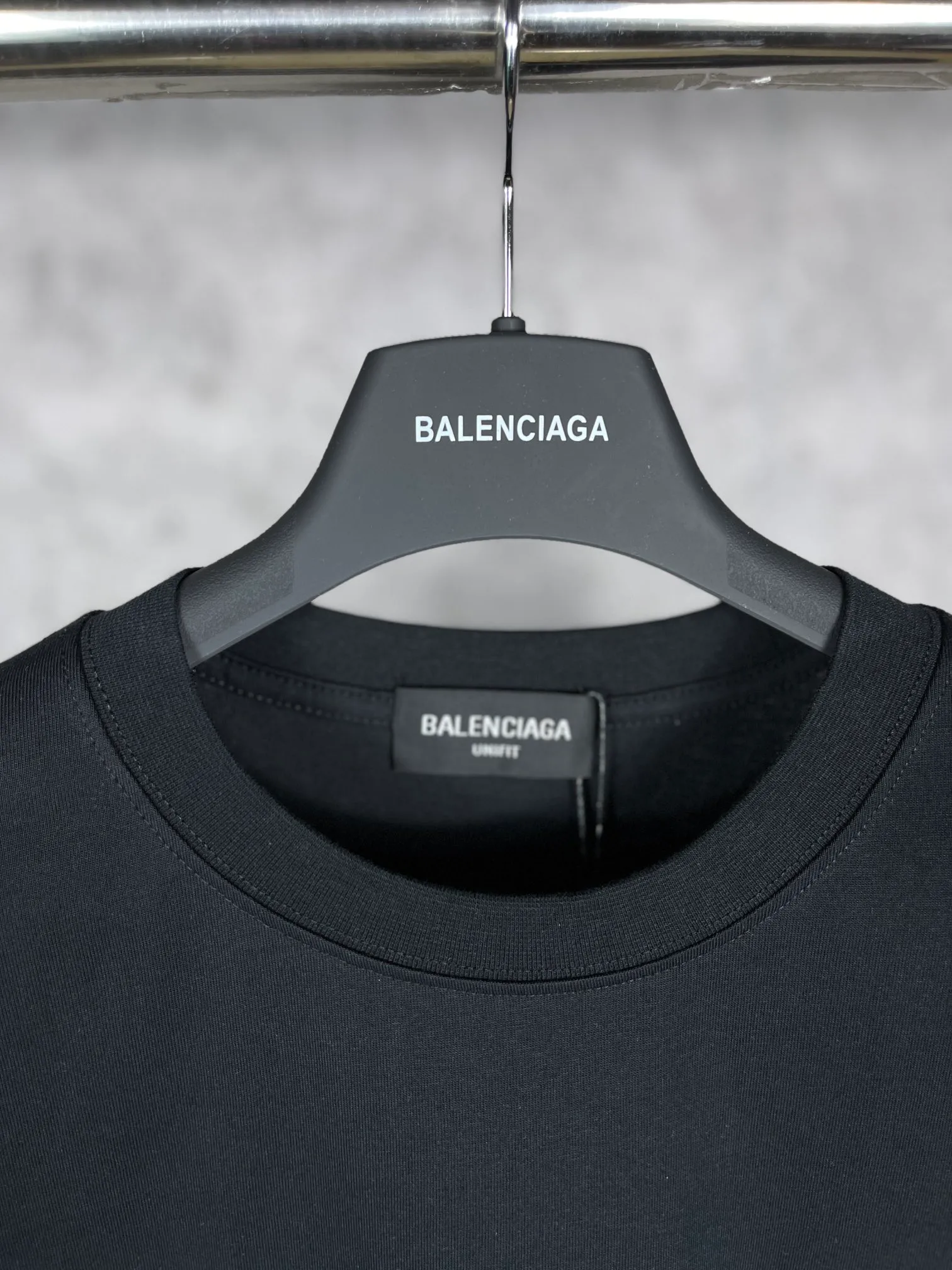 🅿️166 Real photos [Top version. Official website quality] BALENCI*GA/Paris#Classic.Coke embroidered short-sleeved T-shirt# The fabric is made of Paris ZP custom-woven and dyed cotton double yarn. Weighing 260 grams, the cloth surface is clean. The cloth pattern is clear, soft and comfortable. The threads are dyed with no color difference. The classic pattern embroidery uses an imported embroidery machine, and the embroidery thread color is embroidered according to the original color. It is produced according to the pictures in the special market. The letters are clear. The three-dimensional effect is strong. The version adopts the OS loose shoulder version. The same style for men and women. Coding: BL223028 Color: black. White. Dark gray. Brown. Light green. Purple. Off-white. Size: XS S M L