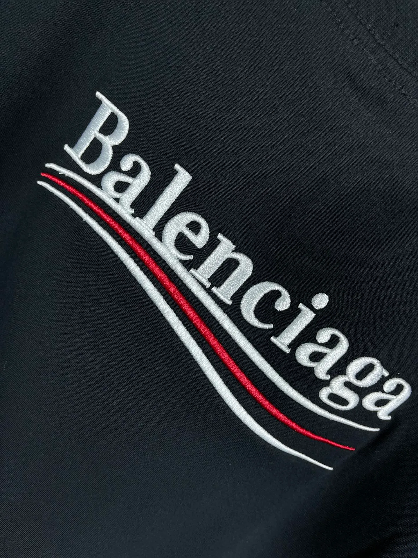 🅿️166 Real photos [Top version. Official website quality] BALENCI*GA/Paris#Classic.Coke embroidered short-sleeved T-shirt# The fabric is made of Paris ZP custom-woven and dyed cotton double yarn. Weighing 260 grams, the cloth surface is clean. The cloth pattern is clear, soft and comfortable. The threads are dyed with no color difference. The classic pattern embroidery uses an imported embroidery machine, and the embroidery thread color is embroidered according to the original color. It is produced according to the pictures in the special market. The letters are clear. The three-dimensional effect is strong. The version adopts the OS loose shoulder version. The same style for men and women. Coding: BL223028 Color: black. White. Dark gray. Brown. Light green. Purple. Off-white. Size: XS S M L