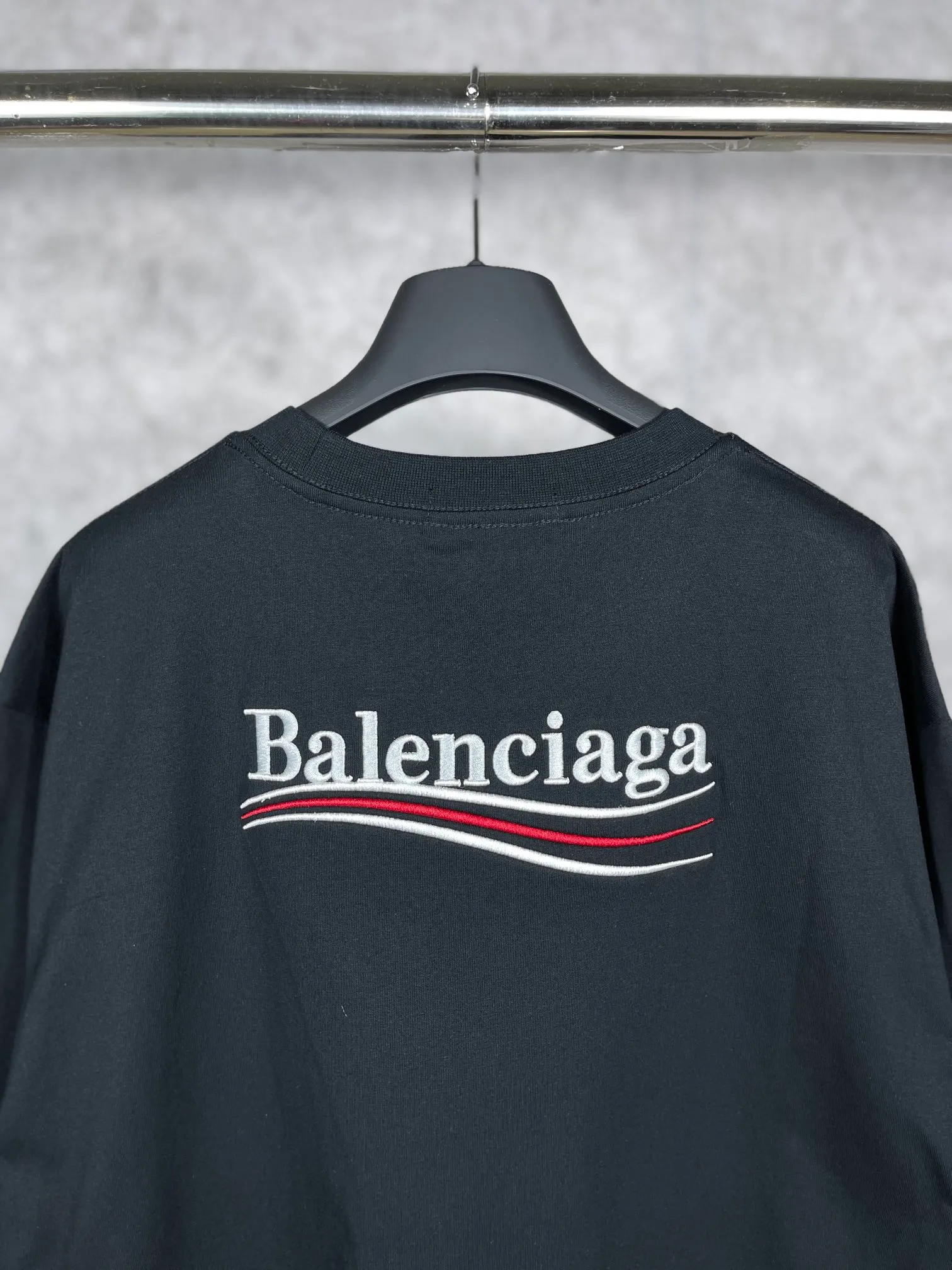 🅿️166 Real photos [Top version. Official website quality] BALENCI*GA/Paris#Classic.Coke embroidered short-sleeved T-shirt# The fabric is made of Paris ZP custom-woven and dyed cotton double yarn. Weighing 260 grams, the cloth surface is clean. The cloth pattern is clear, soft and comfortable. The threads are dyed with no color difference. The classic pattern embroidery uses an imported embroidery machine, and the embroidery thread color is embroidered according to the original color. It is produced according to the pictures in the special market. The letters are clear. The three-dimensional effect is strong. The version adopts the OS loose shoulder version. The same style for men and women. Coding: BL223028 Color: black. White. Dark gray. Brown. Light green. Purple. Off-white. Size: XS S M L