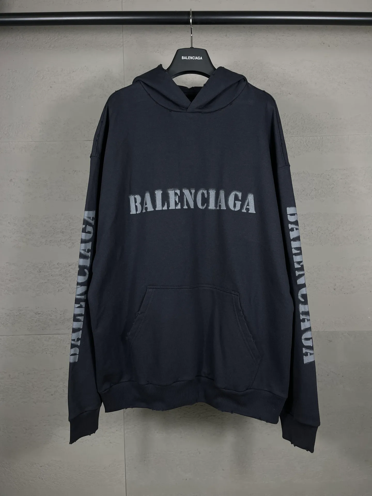 🅿️330 real photos [Top version. Official website quality] BALENCI*GA/Paris. 2024 new style blurred letter LOGO printed ready-to-wear wash-worn hooded sweatshirt. Brick cabinets are synchronized. Genuine products are developed at the first time, and you can print and compare! The fabric is made of Paris ZP custom-woven and dyed cotton terry sweatshirt. Weighing 460 grams, the cloth surface is clean. The cloth pattern is clear, soft and comfortable. The threads are dyed with no color difference. The classic LOGO is printed with environmentally friendly imported materials and dot direct printing technology, with a three-dimensional effect. Restored brick cabinet. Ready-made clothes are worn and worn, different market currency, welcome to compare, the version adopts OS loose shoulder version. Same style for men and women Coding: BL238918 Color: Gray Blue Size: XS S M L