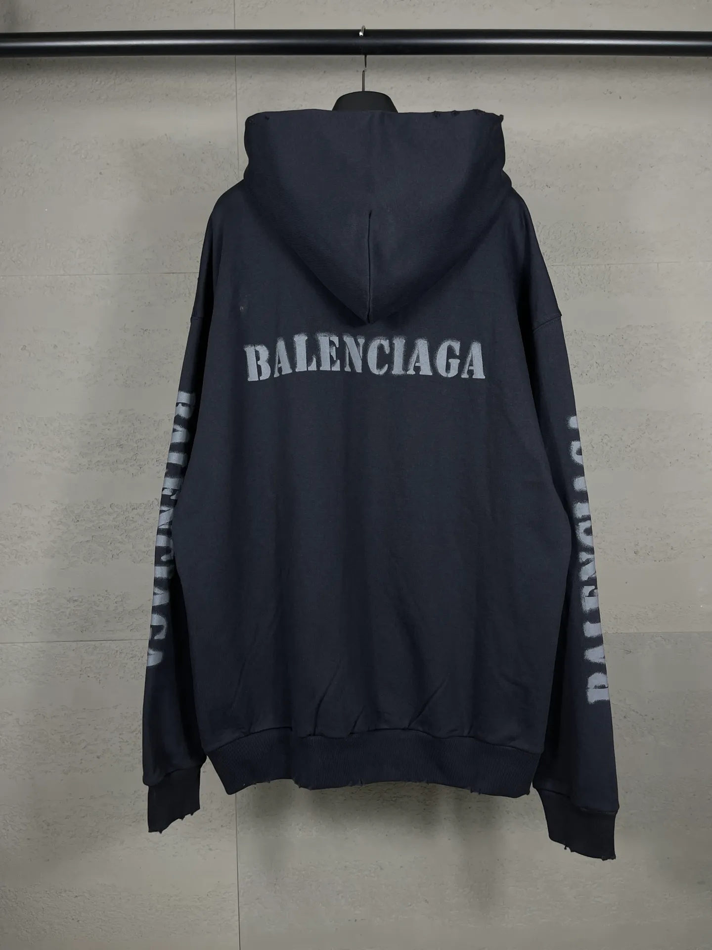 🅿️330 real photos [Top version. Official website quality] BALENCI*GA/Paris. 2024 new style blurred letter LOGO printed ready-to-wear wash-worn hooded sweatshirt. Brick cabinets are synchronized. Genuine products are developed at the first time, and you can print and compare! The fabric is made of Paris ZP custom-woven and dyed cotton terry sweatshirt. Weighing 460 grams, the cloth surface is clean. The cloth pattern is clear, soft and comfortable. The threads are dyed with no color difference. The classic LOGO is printed with environmentally friendly imported materials and dot direct printing technology, with a three-dimensional effect. Restored brick cabinet. Ready-made clothes are worn and worn, different market currency, welcome to compare, the version adopts OS loose shoulder version. Same style for men and women Coding: BL238918 Color: Gray Blue Size: XS S M L
