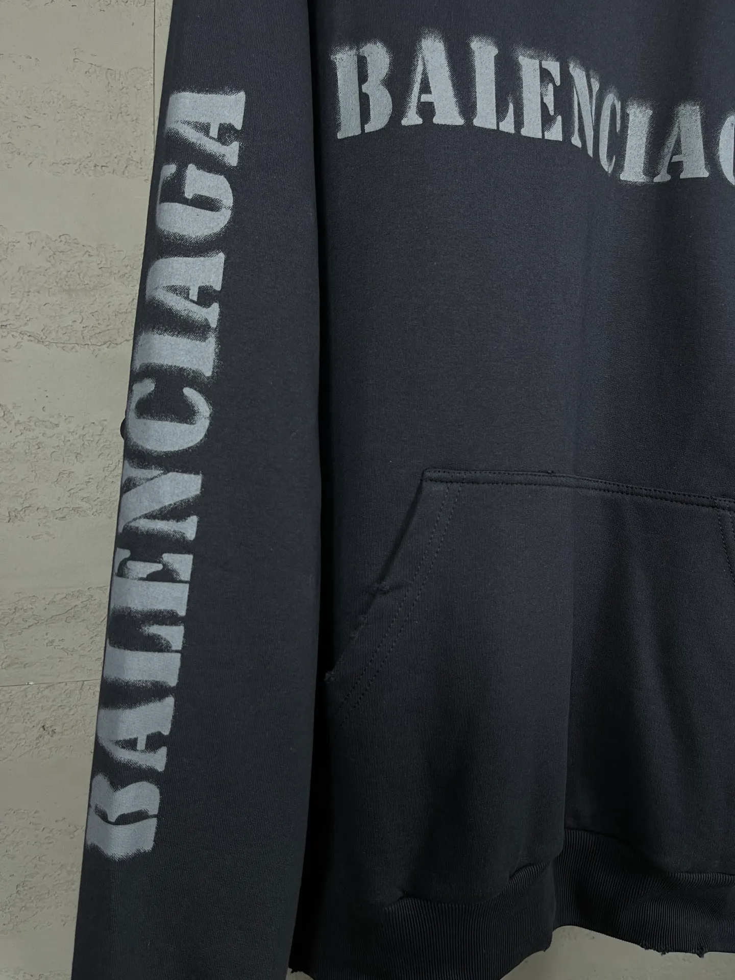 🅿️330 real photos [Top version. Official website quality] BALENCI*GA/Paris. 2024 new style blurred letter LOGO printed ready-to-wear wash-worn hooded sweatshirt. Brick cabinets are synchronized. Genuine products are developed at the first time, and you can print and compare! The fabric is made of Paris ZP custom-woven and dyed cotton terry sweatshirt. Weighing 460 grams, the cloth surface is clean. The cloth pattern is clear, soft and comfortable. The threads are dyed with no color difference. The classic LOGO is printed with environmentally friendly imported materials and dot direct printing technology, with a three-dimensional effect. Restored brick cabinet. Ready-made clothes are worn and worn, different market currency, welcome to compare, the version adopts OS loose shoulder version. Same style for men and women Coding: BL238918 Color: Gray Blue Size: XS S M L